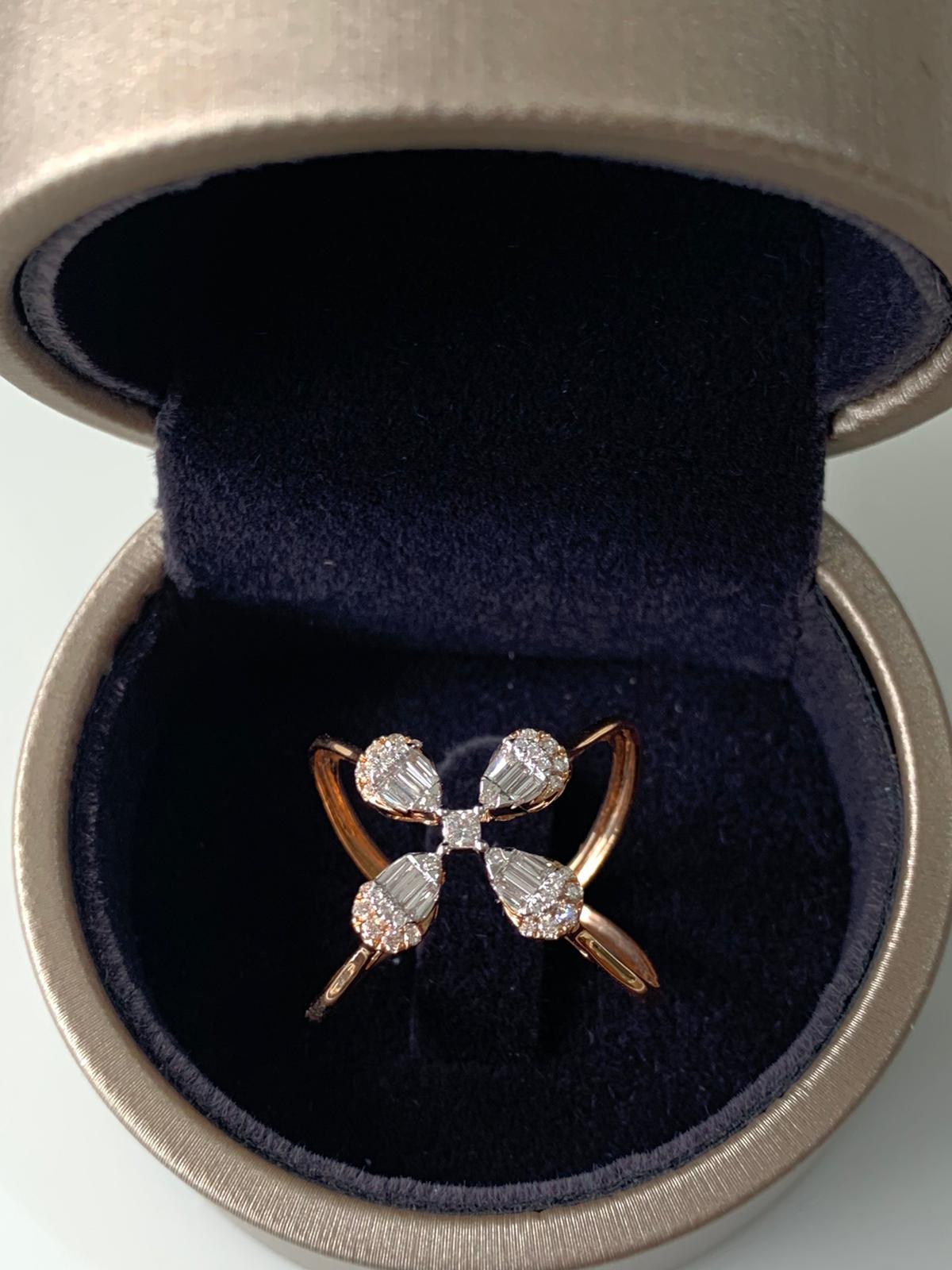 Natural Diamond Ring Set in 18 Karat Gold In New Condition For Sale In Hong Kong, HK