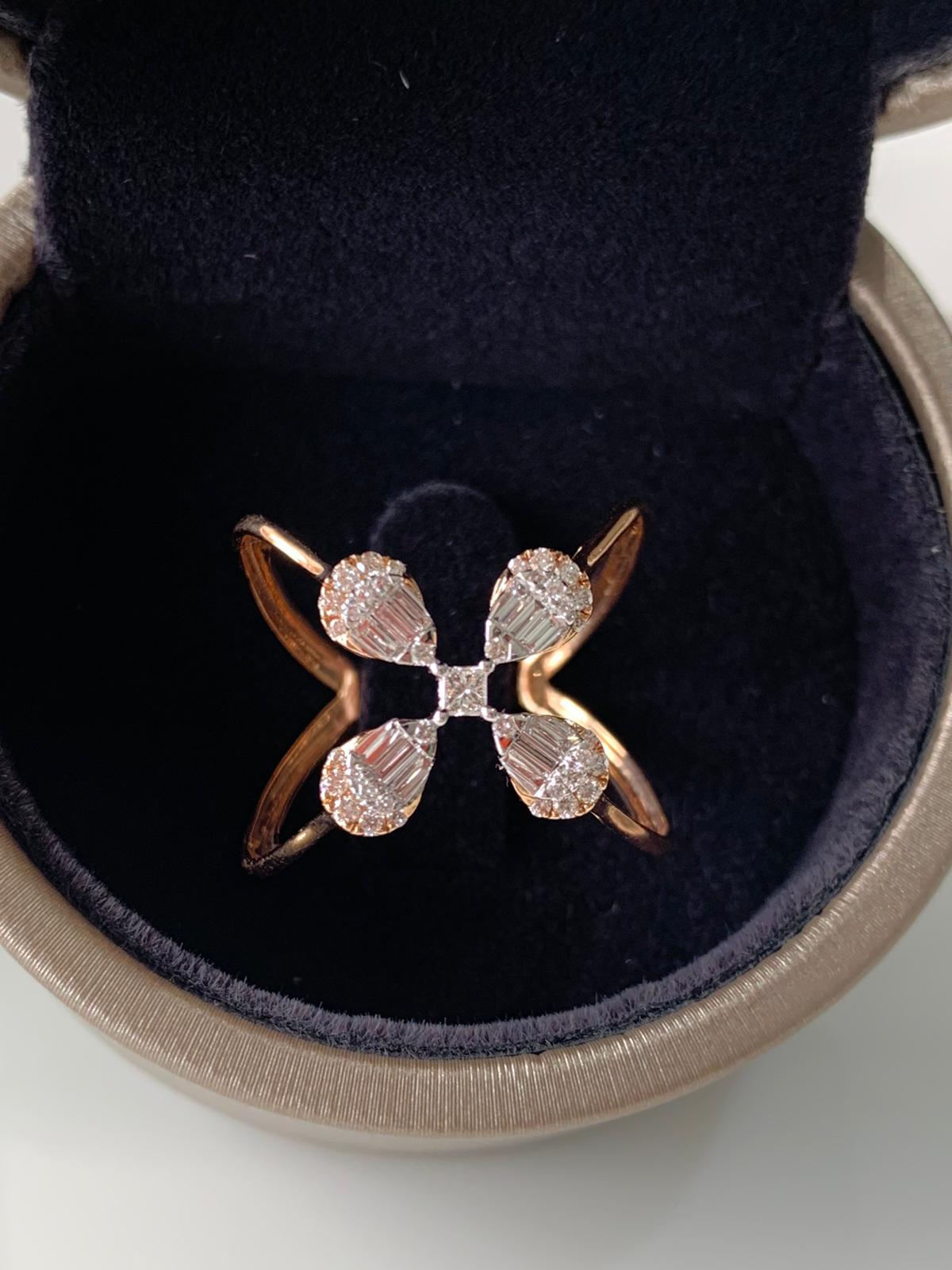 Women's or Men's Natural Diamond Ring Set in 18 Karat Gold For Sale