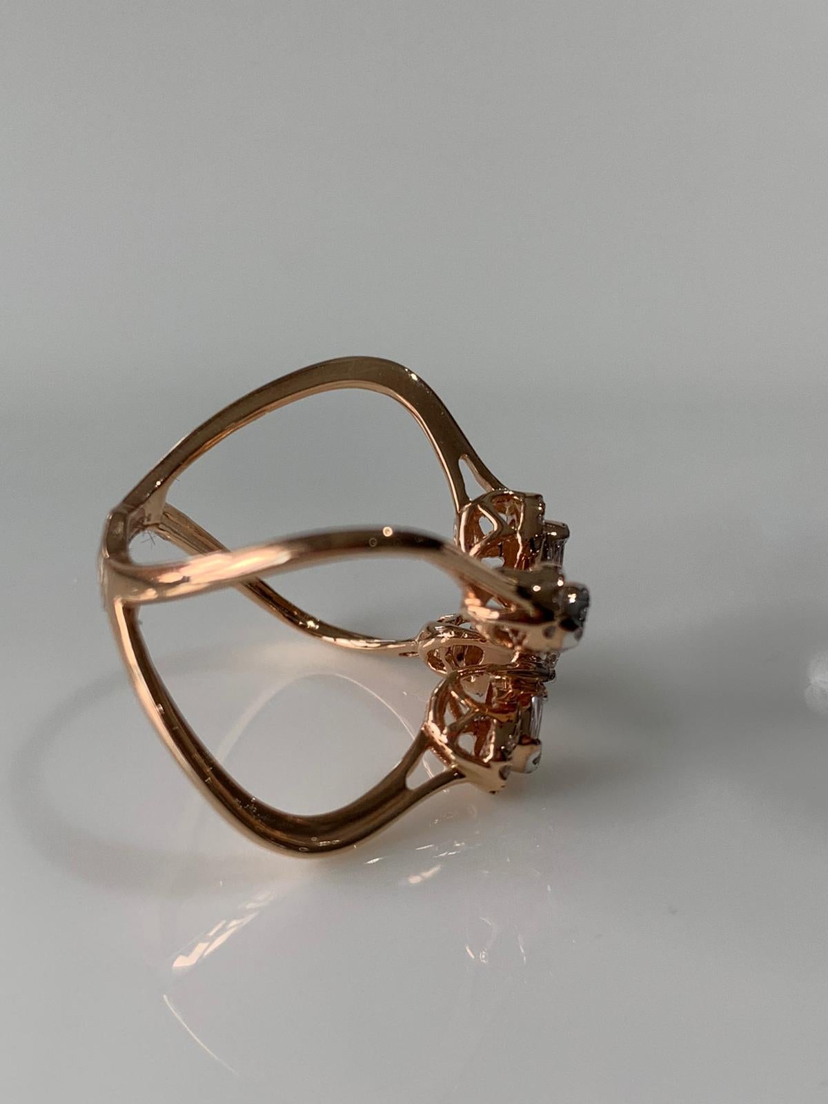 Natural Diamond Ring Set in 18 Karat Gold For Sale 1