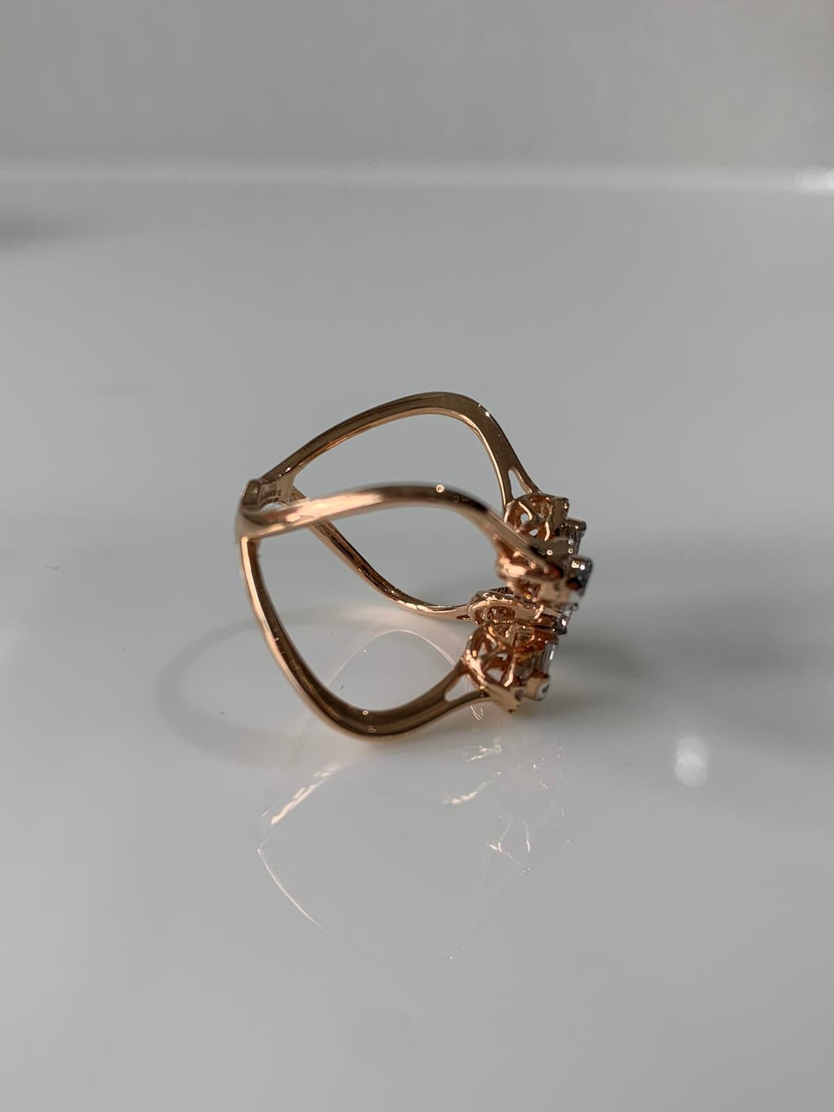 Anillo de Diamantes Naturales en Oro de 18 Kilates en venta 3