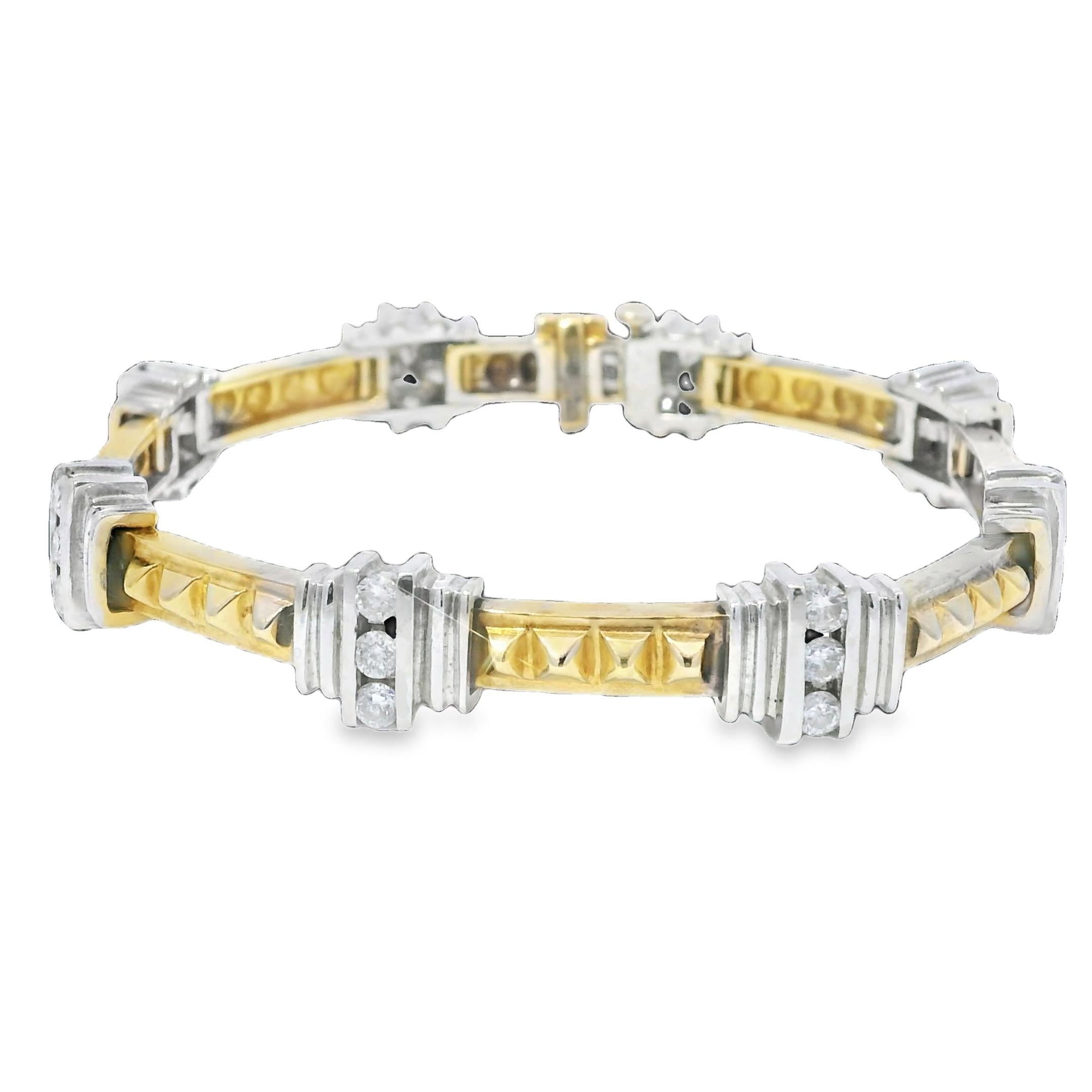 14 Karat zweifarbiges Gold Armband mit Diamanten und Steinen

MATERIAL: 14k Gelb- und Weißgold
Details zum Diamanten: 
Der Anteil an natürlichen, runden Diamanten im Brillantschliff beträgt etwa 1,40 Karat (24 Steine).

Die Diamanten sind ungefähr