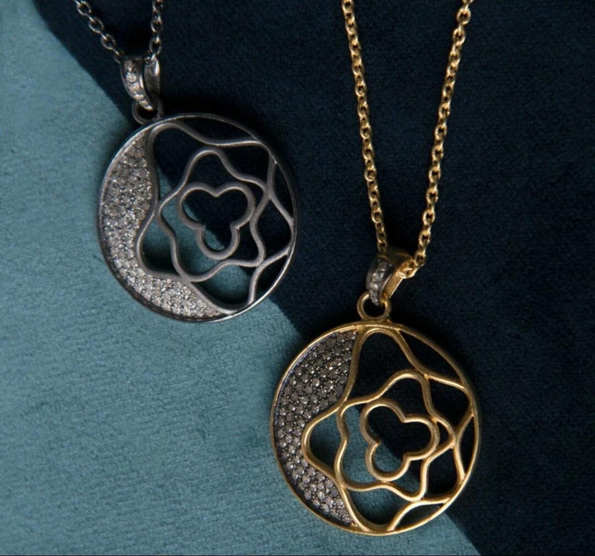 Taglio rotondo Collana con diamante naturale rotondo a forma di fiore in argento 925 Regalo ciondolo floreale. in vendita