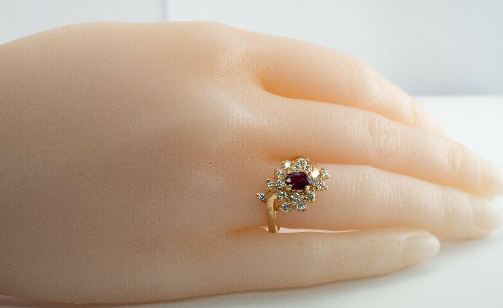 Taglio ovale Anello con diamante naturale e rubellite in oro 14K Vintage Estate in vendita