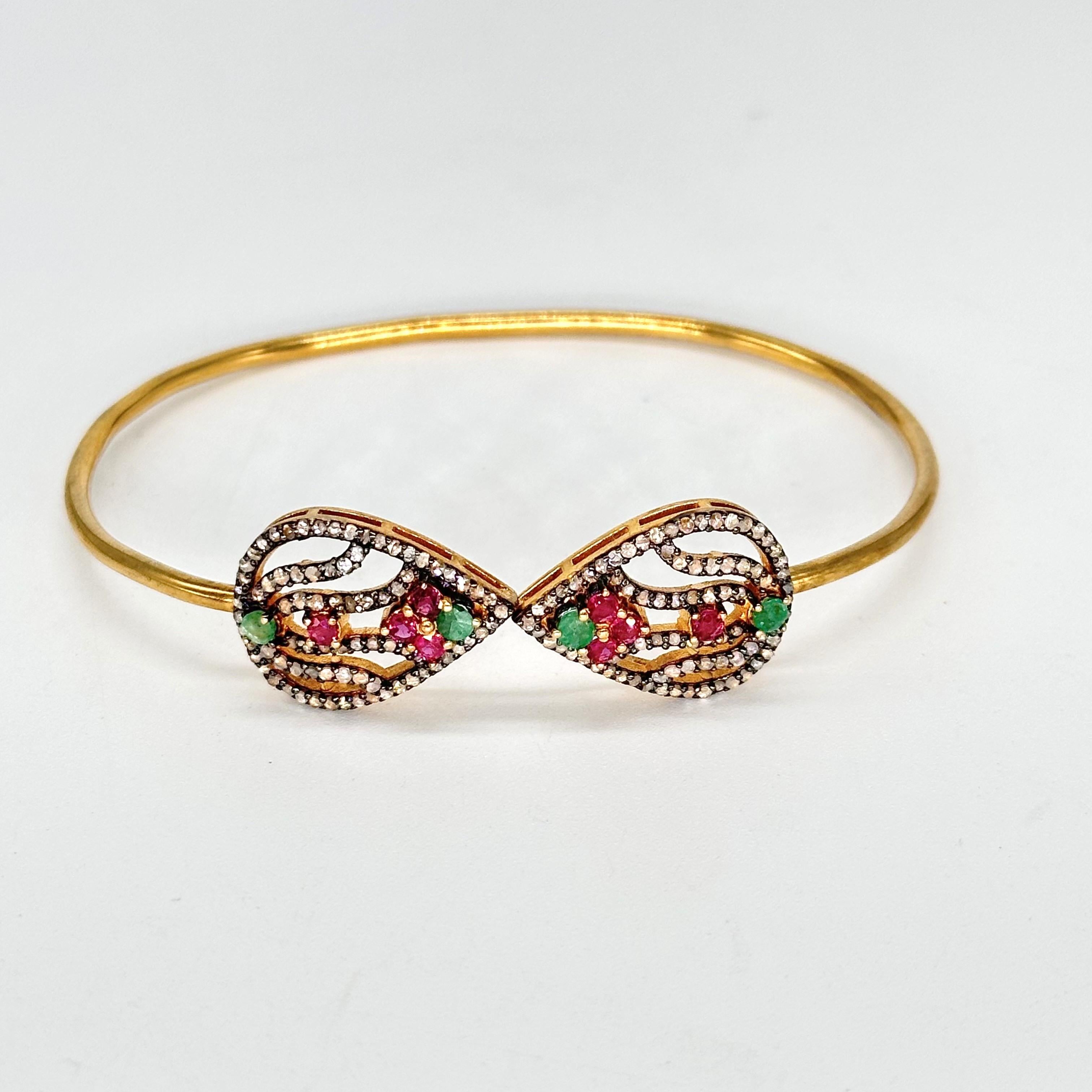 Offenes natürliches Diamant-Rubin-Smaragd-Manschettenarmband aus 18k vergoldetem Silber (Zeitgenössisch) im Angebot