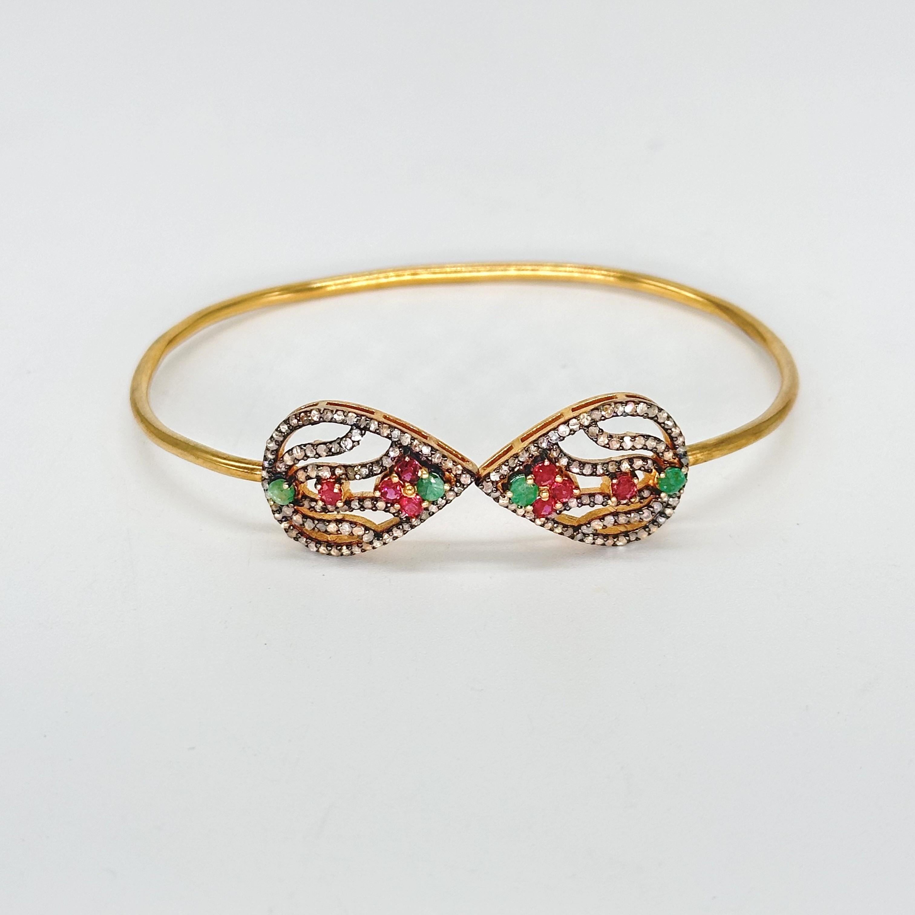 Offenes natürliches Diamant-Rubin-Smaragd-Manschettenarmband aus 18k vergoldetem Silber (Gemischter Schliff) im Angebot