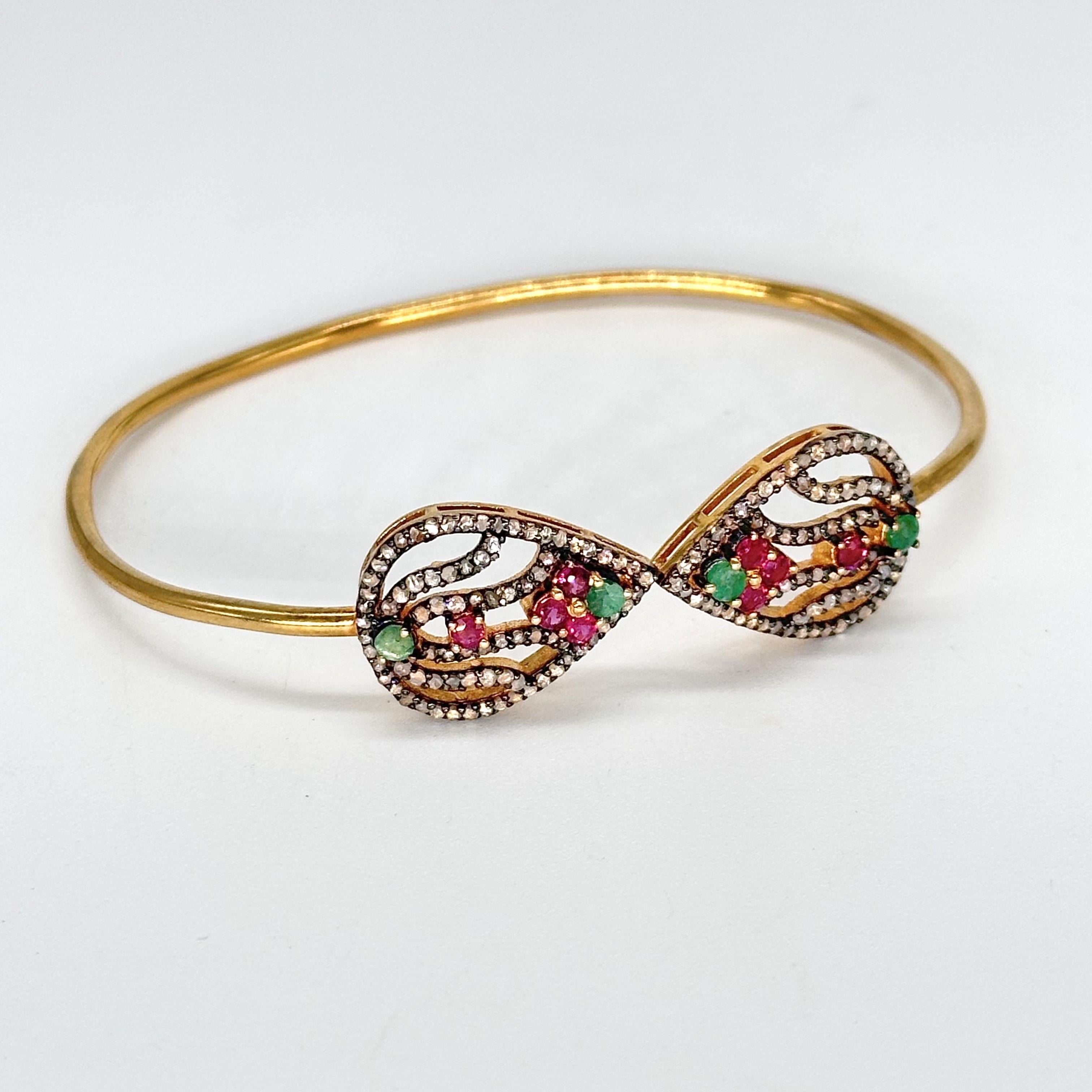 Offenes natürliches Diamant-Rubin-Smaragd-Manschettenarmband aus 18k vergoldetem Silber im Zustand „Neu“ im Angebot in Delhi, DL