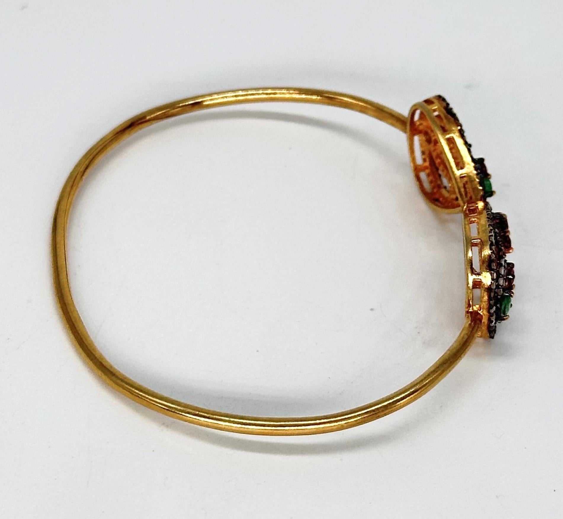 Offenes natürliches Diamant-Rubin-Smaragd-Manschettenarmband aus 18k vergoldetem Silber im Angebot 1