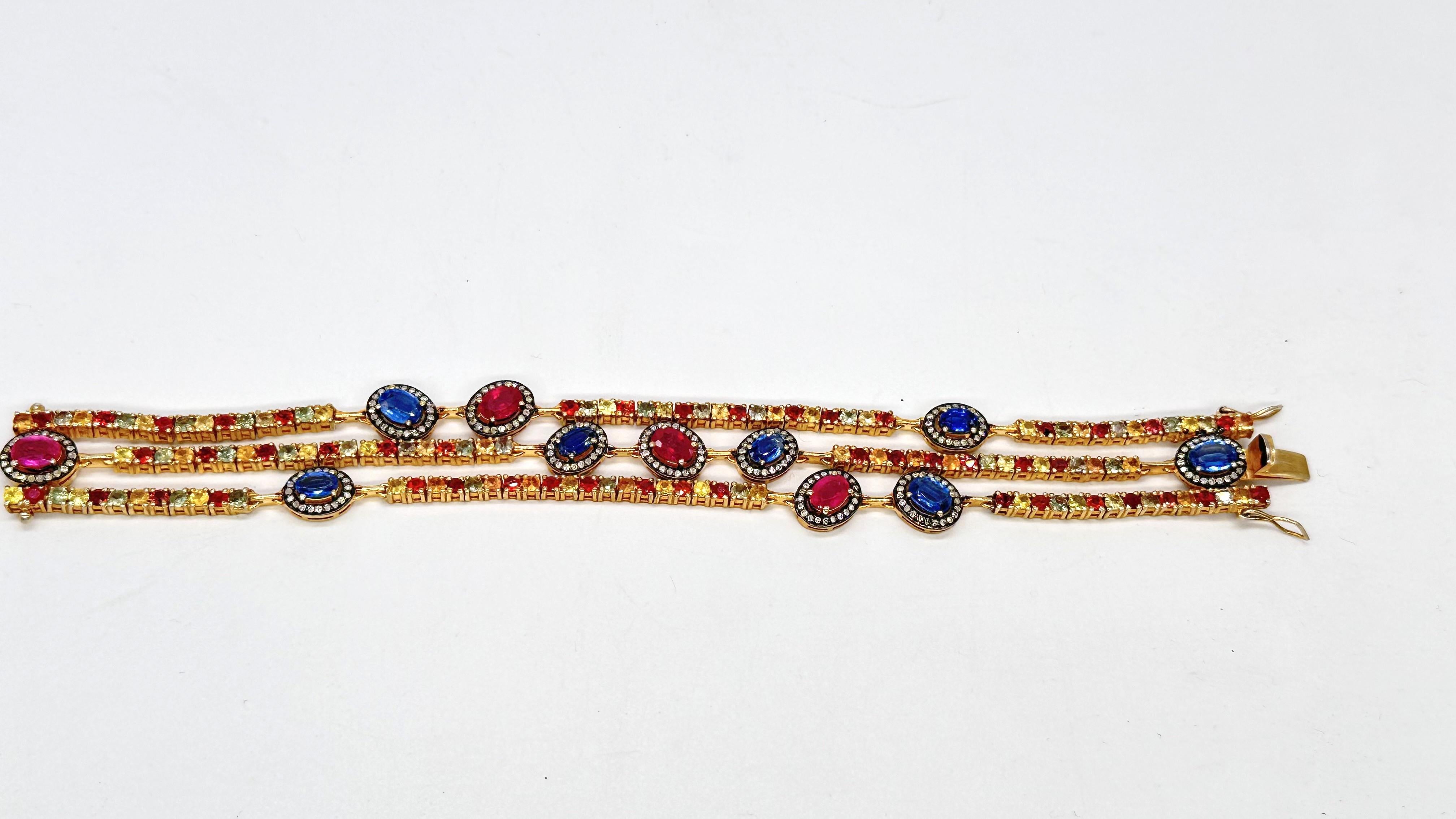Offenes natürliches Diamant-Rubin-Smaragd-Manschettenarmband aus 18k vergoldetem Silber im Angebot 3