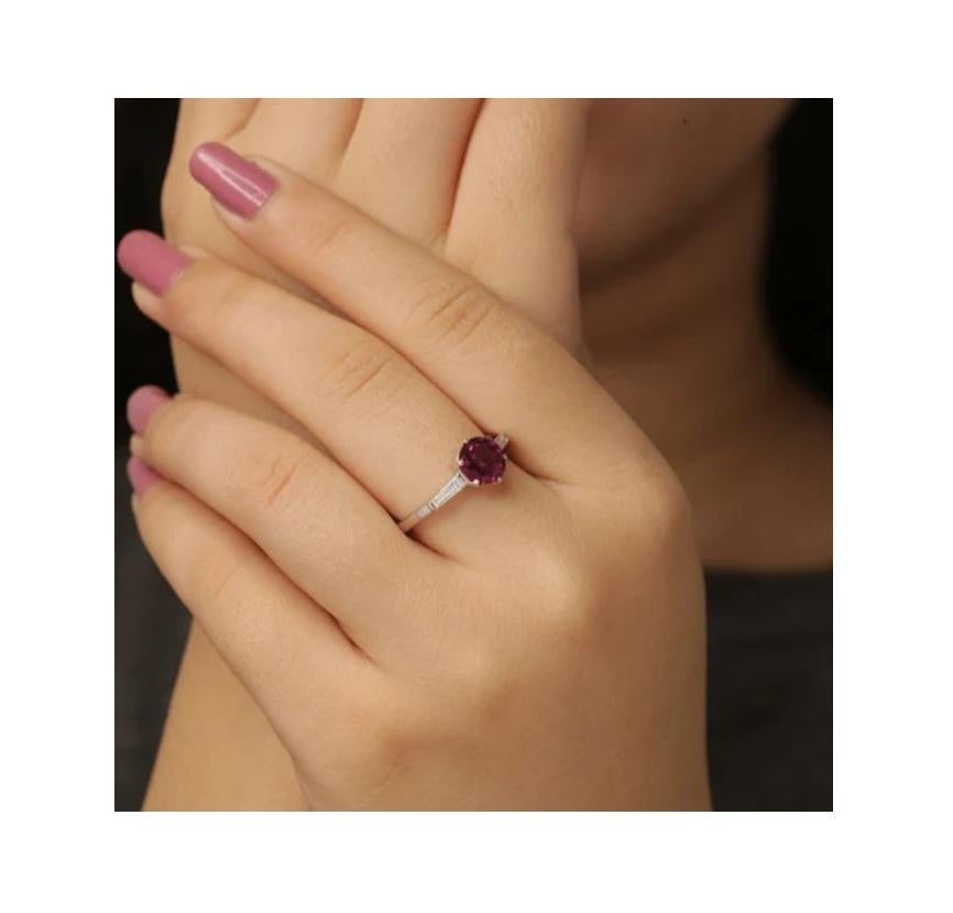 Dieser handgefertigte Diamantring aus 18 Karat Weißgold mit Rubin ist ein wunderschönes Schmuckstück, in das Sie sich verlieben werden.

Spezifikationen

Abmessungen: Breite: 0,7 cm
Bruttogewicht: 2.880 g
Gold Gewicht: 2.496 g
Gold Reinheit: 18K