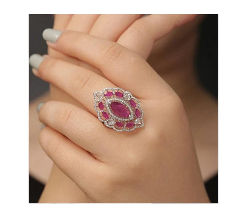 Abbraccia il tuo amore Per questo squisito anello in oro bianco inculca arte e meraviglia allo stato puro. L'anello cocktail è intricatamente intagliato con un rubino, il design classico del diamante è così semplice ma di classe, incastonato con un