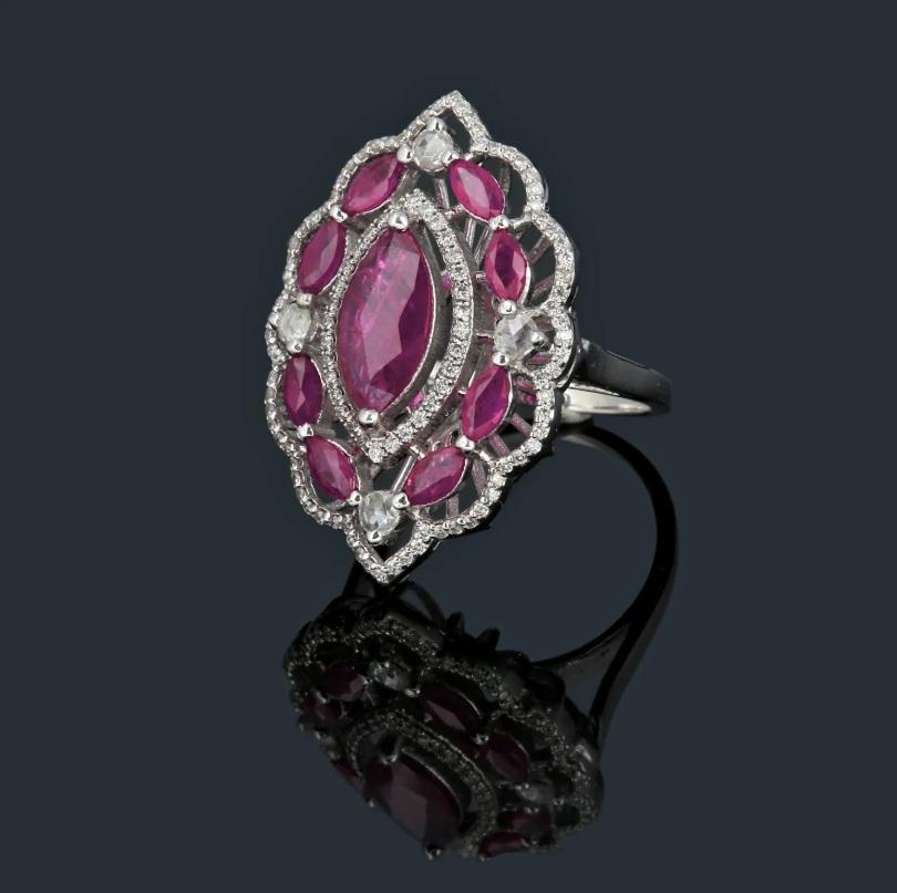 Taglio Asscher Anello con diamanti e rubini naturali in oro 18 carati in vendita
