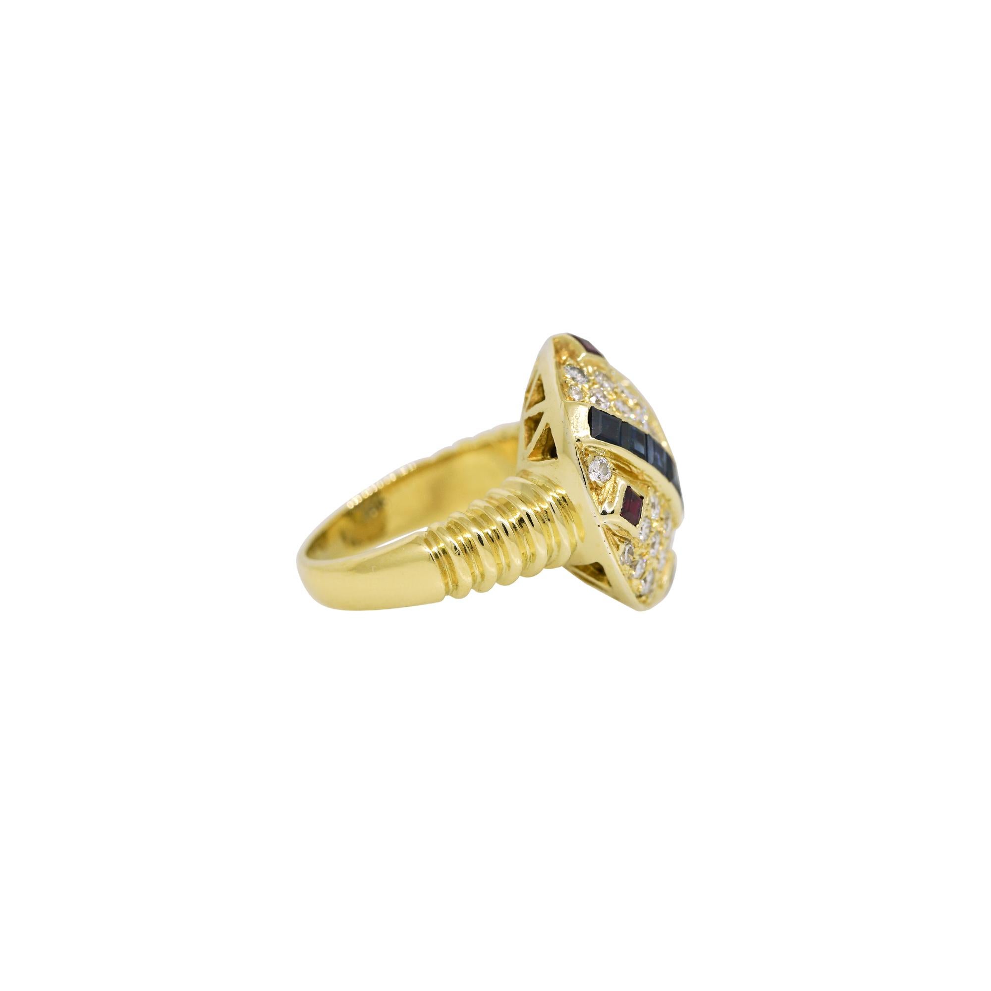 Moderno Anello Art Deco 18 carati con diamanti naturali, zaffiri e rubini In magazzino in vendita
