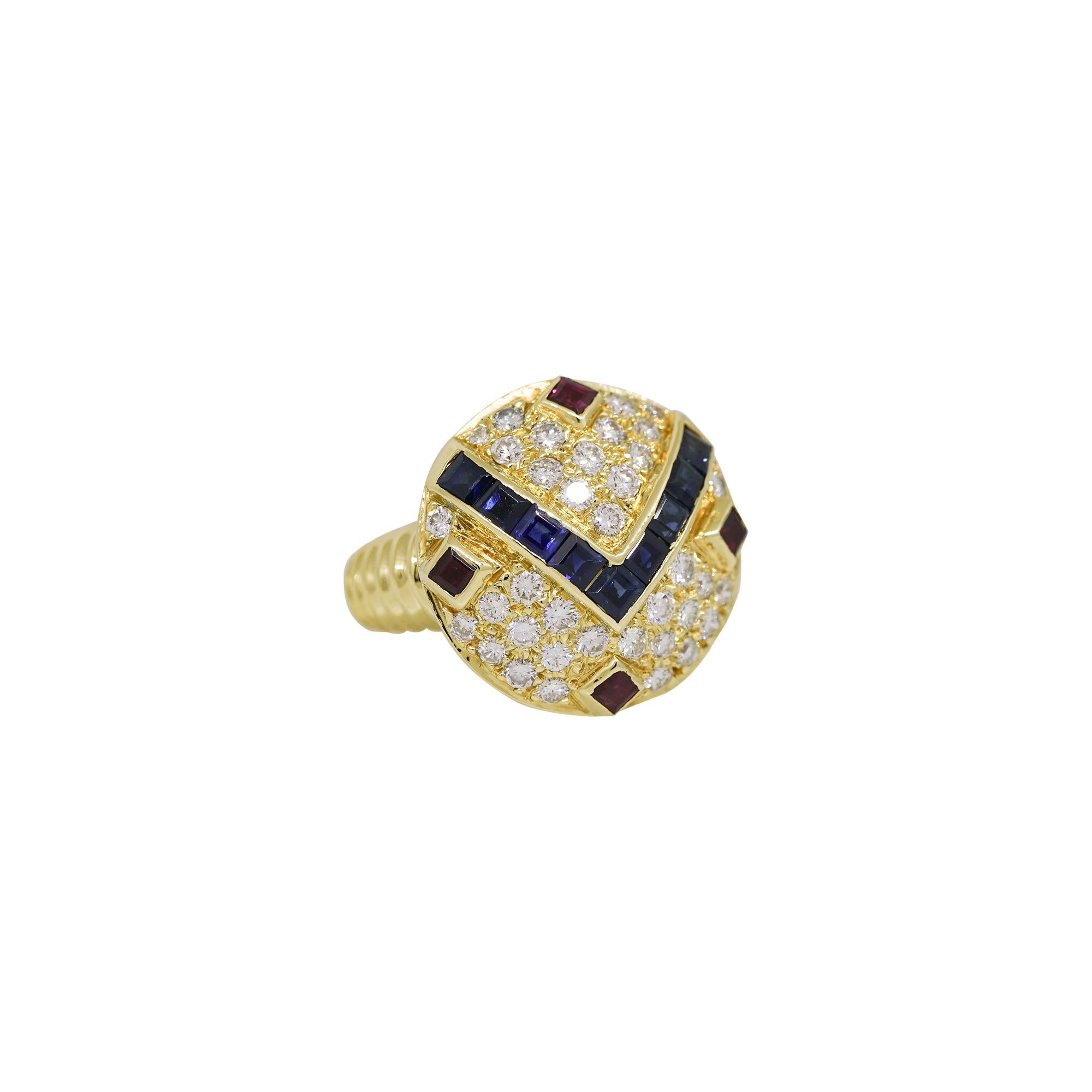 Taglio rotondo Anello Art Deco 18 carati con diamanti naturali, zaffiri e rubini In magazzino in vendita