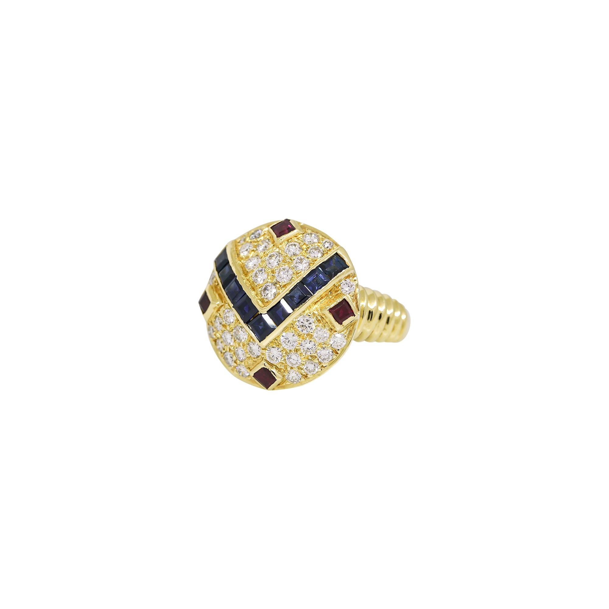 Anello Art Deco 18 carati con diamanti naturali, zaffiri e rubini In magazzino In condizioni ottime in vendita a Boca Raton, FL