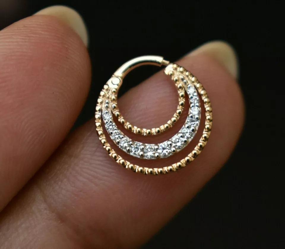 Taille ronde Créole Septum Clicker en or 14 carats à 3 lignes concentriques percées de diamants naturels en vente