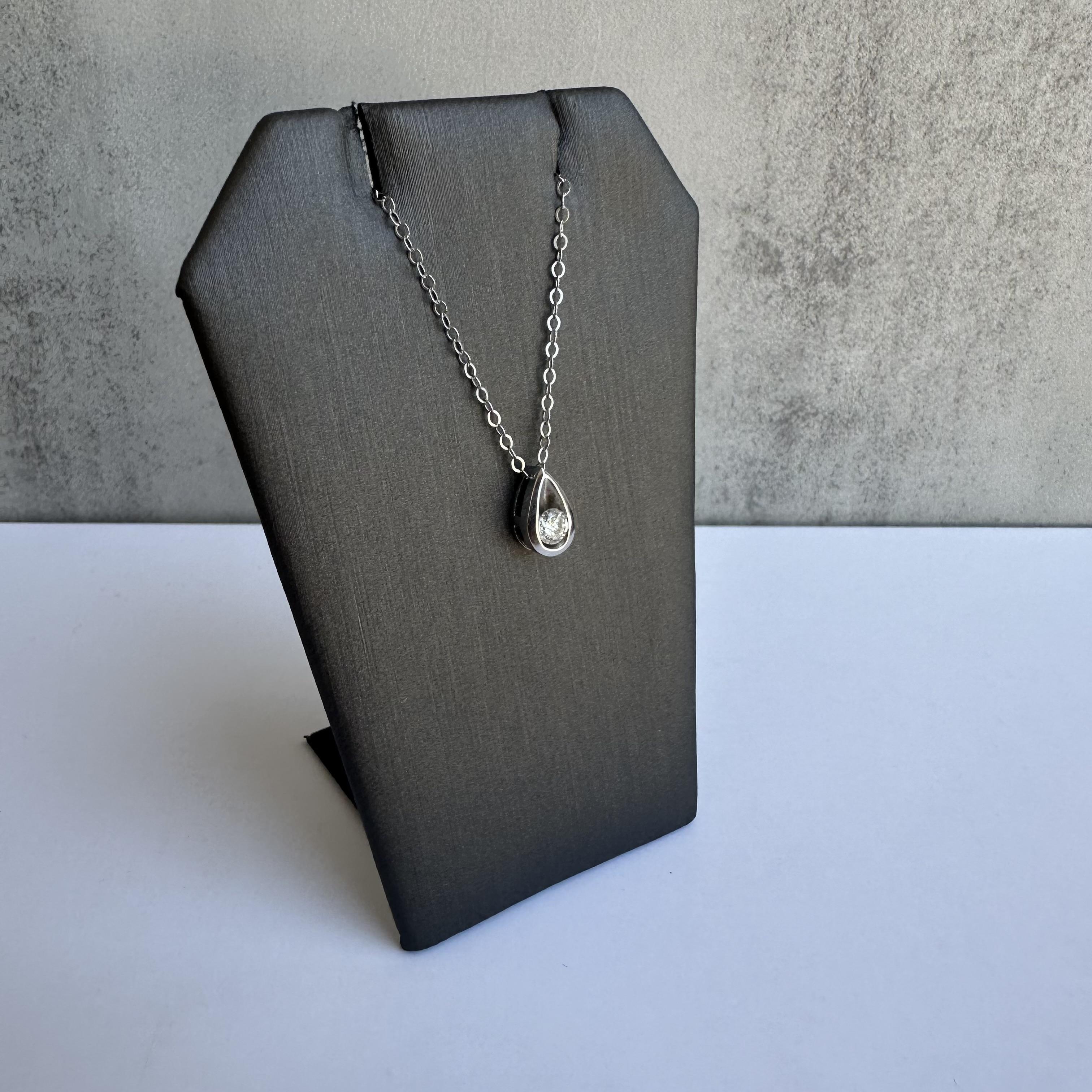 Elevate your elegance with this Natural Diamond Solitaire Necklace in 14kt White Gold. Featuring a brilliant 0.25ctw round diamond, this classic piece is perfect for everyday sophistication or special occasions.
Design and Quality: Crafted in 14kt