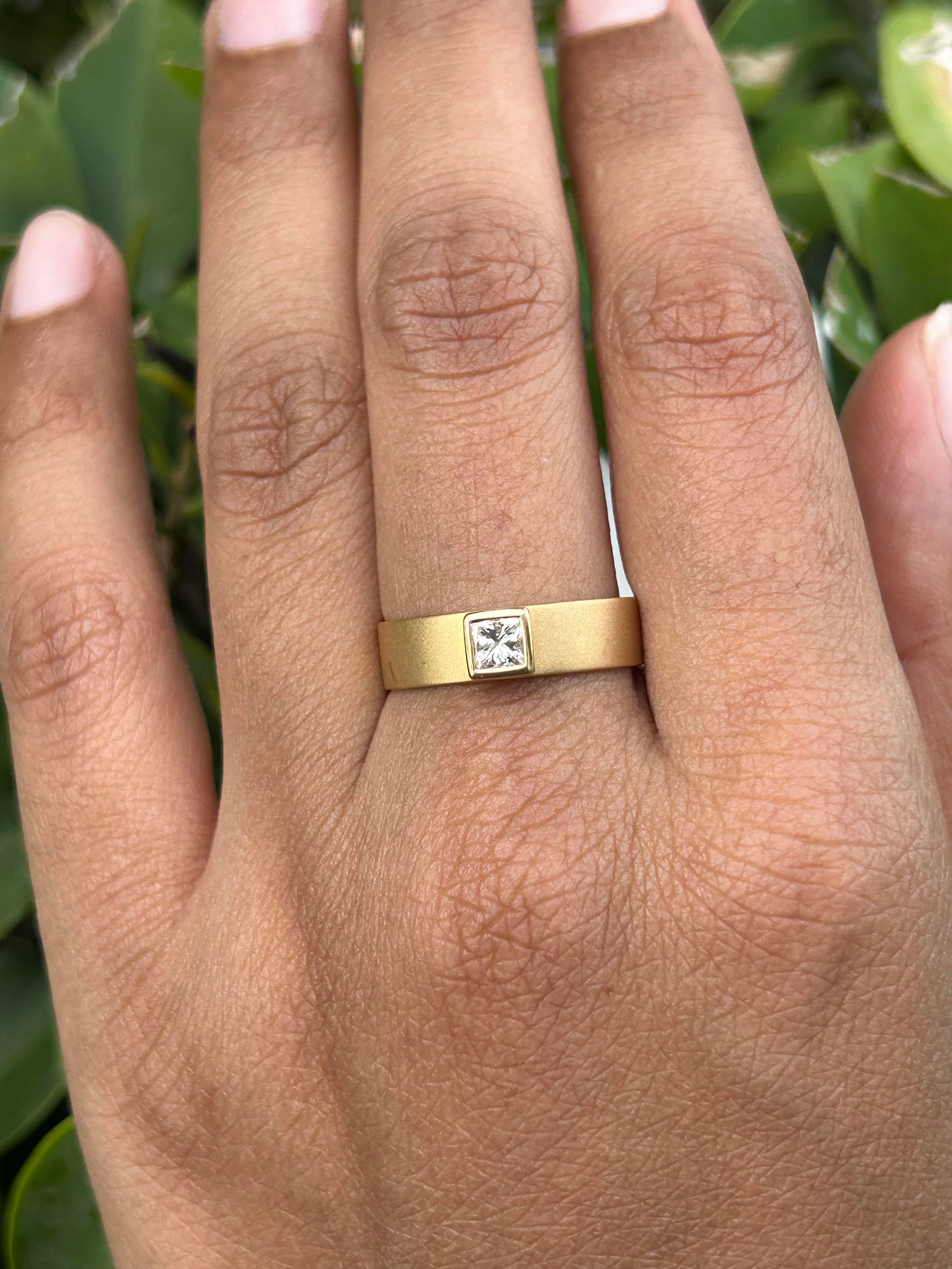 For Sale:  Unisex Princess Cut Diamond Engagement Ring in 18k Solid Yellow Gold 4