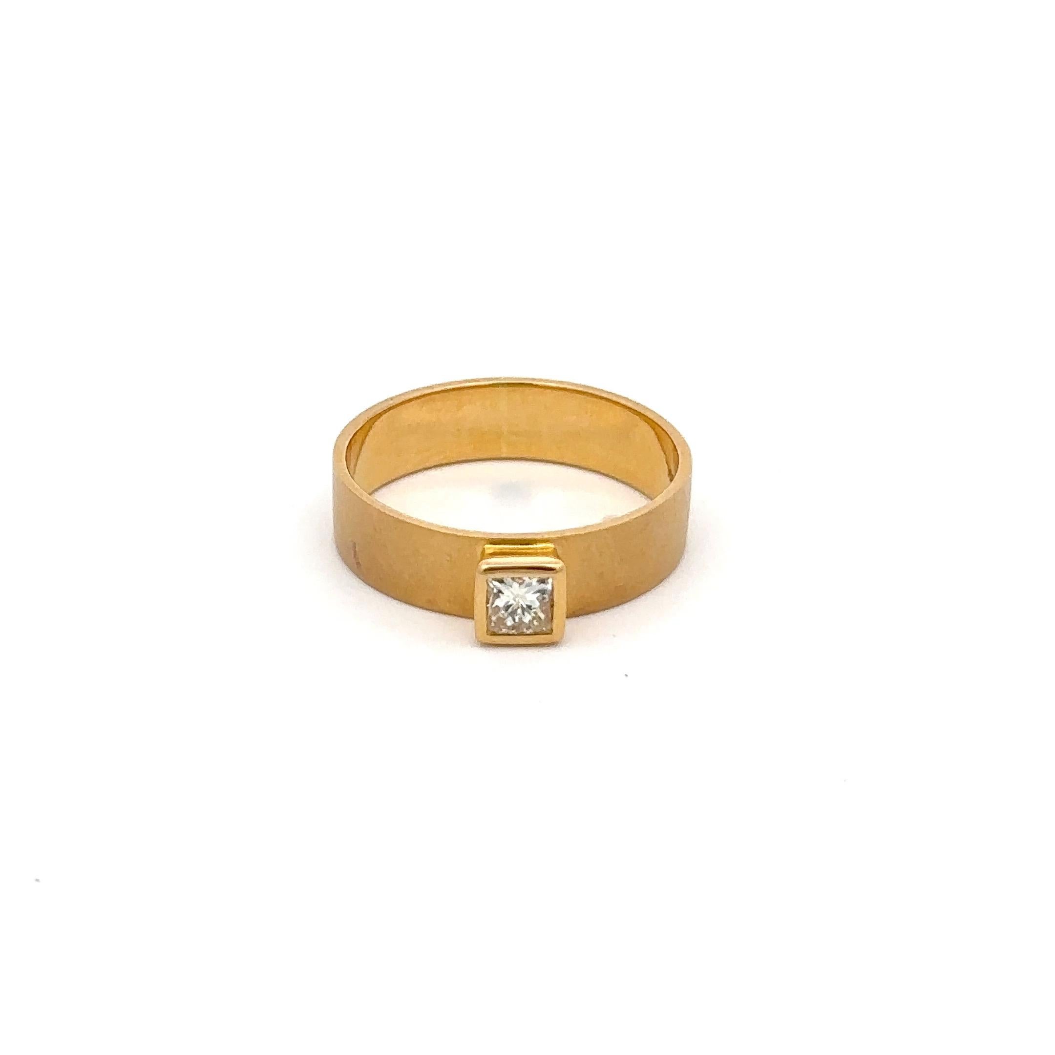 For Sale:  Unisex Princess Cut Diamond Solitaire Ring 18k Solid Yellow Gold Diamond Ring 9