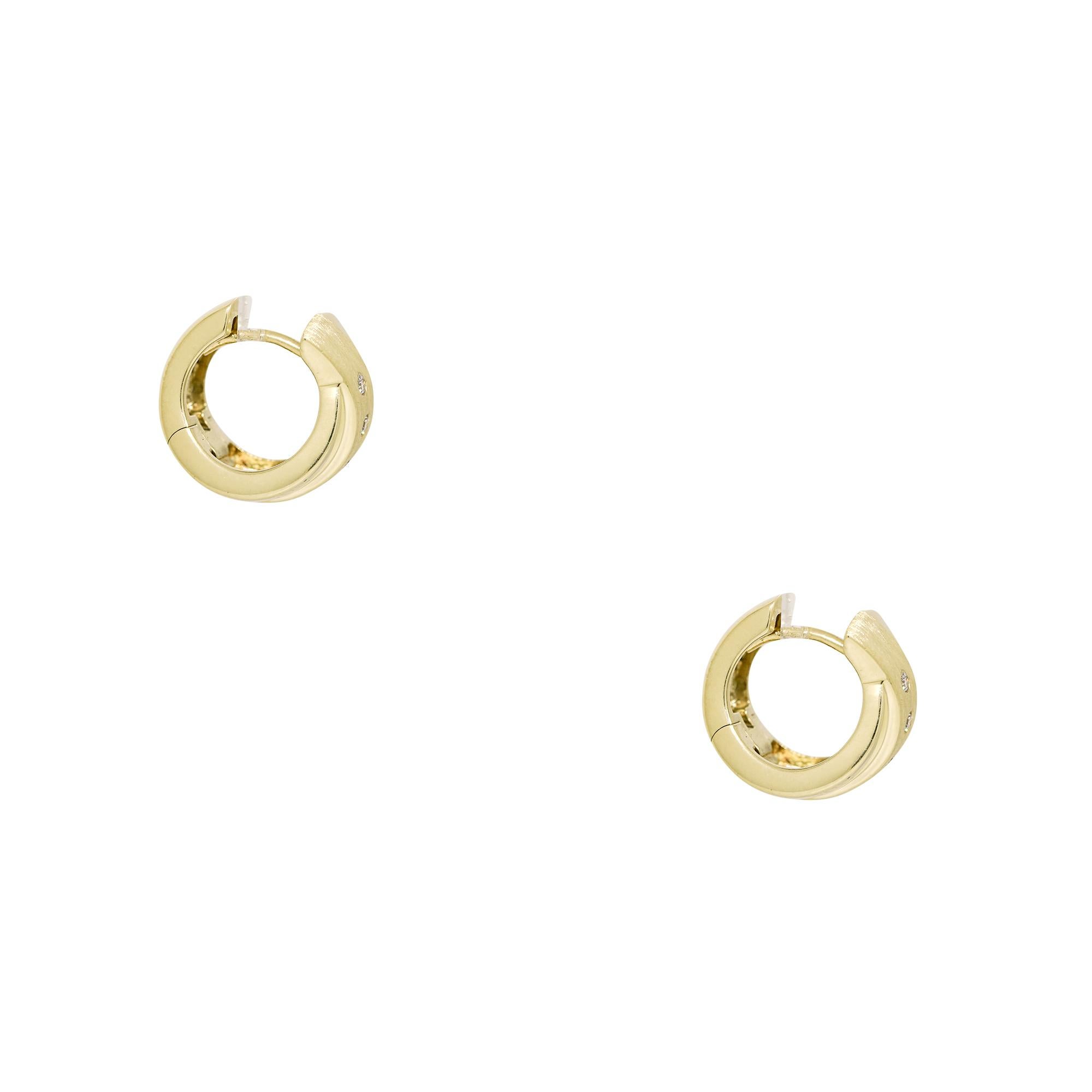 Moderne Boucles d'oreilles Huggie en or 14 carats et diamants naturels en vente