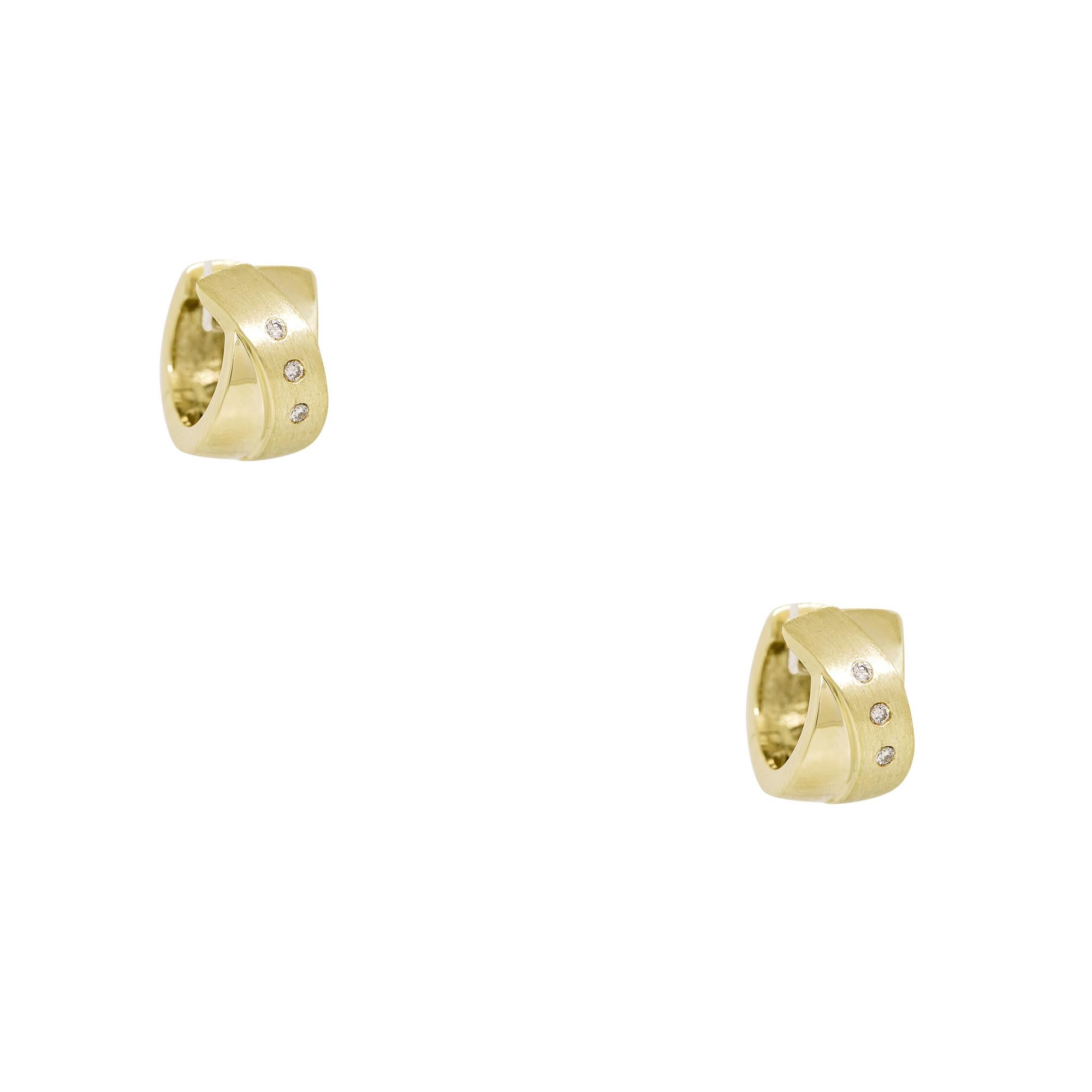 Taille ronde Boucles d'oreilles Huggie en or 14 carats et diamants naturels en vente