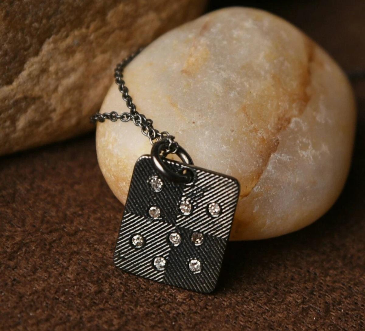 Collana con diamante naturale quadrato a doppia tonalità Ciondolo con diamante in argento 925.

Metallo di base
Argento Sterling, 925 parti per 1000
Peso del diamante
0,13 carati circa
Metallo
Argento
Forma della pietra principale A.