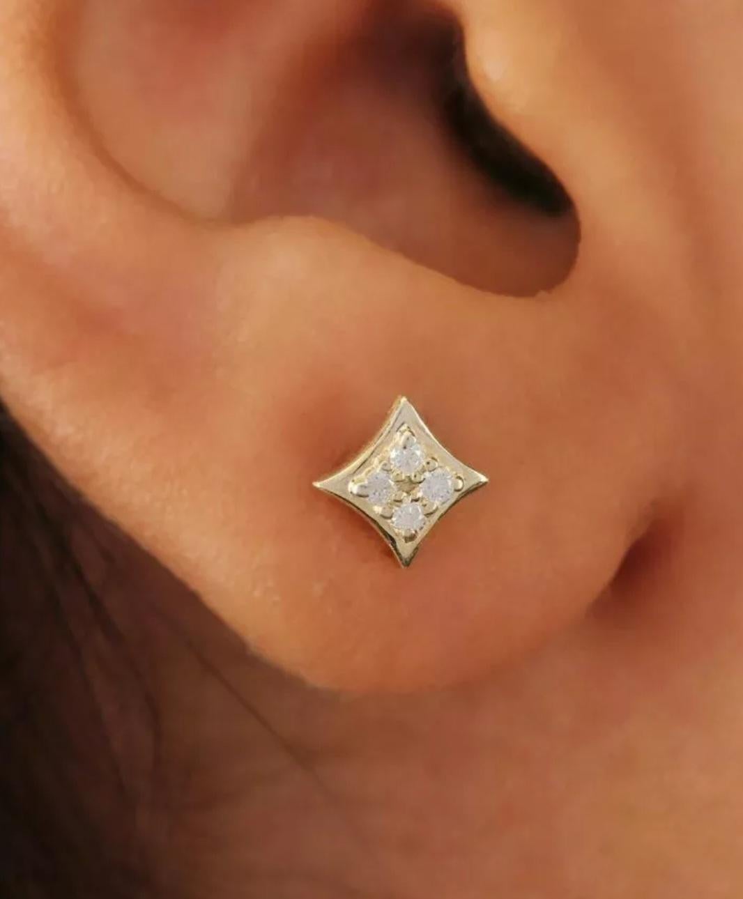 Orecchino con diamante naturale in oro 14k Gioielli minimalisti Regalo per la festa della mamma.

Metallo di base
Oro giallo
Dimensione dell'orecchino
5 mm circa
Certificazione
14K Punzonato, IGI
Colore della pietra principale A.