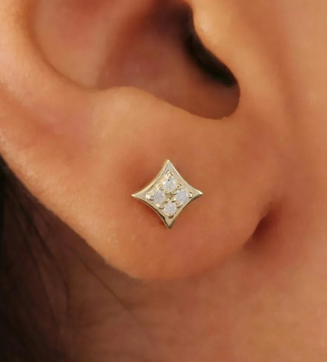 Orecchino con diamante naturale in oro 14k Gioielli minimalisti Regalo per la festa della mamma. In condizioni Nuovo in vendita a Chicago, IL