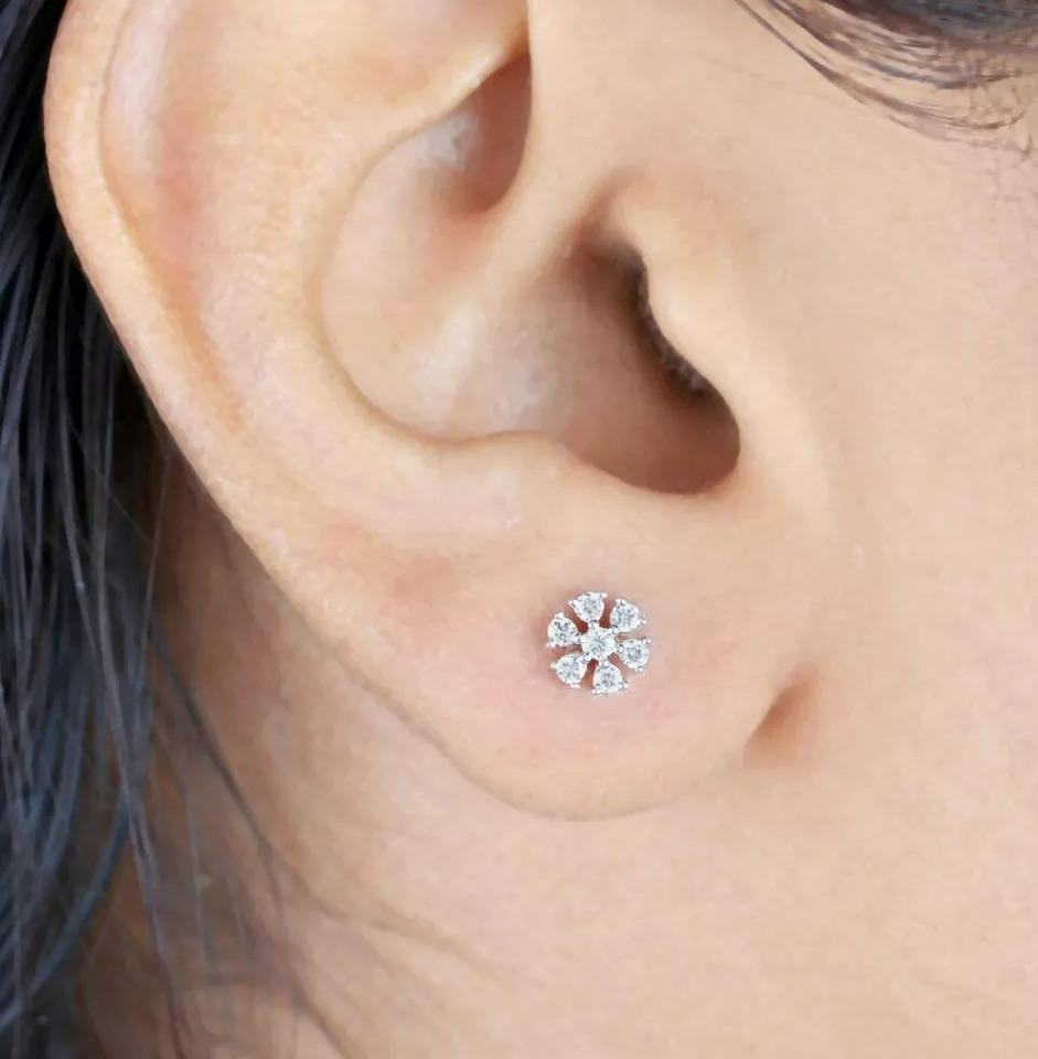 Taglio rotondo Orecchino con diamante naturale in oro 14 carati in vendita