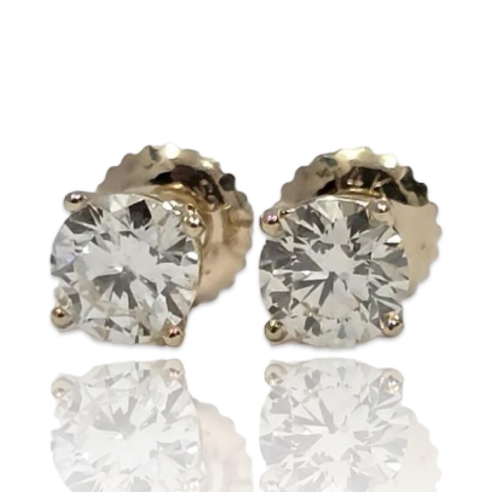 Ein raffiniertes und zeitloses Paar Ohrstecker mit natürlichen Diamanten, gefasst in 14 Karat Gelbgold mit sicherer Martini-Schraubfassung. Dieses elegante Duo ist perfekt aufeinander abgestimmt und setzt sich perfekt in Szene:
0,51ct Runder
