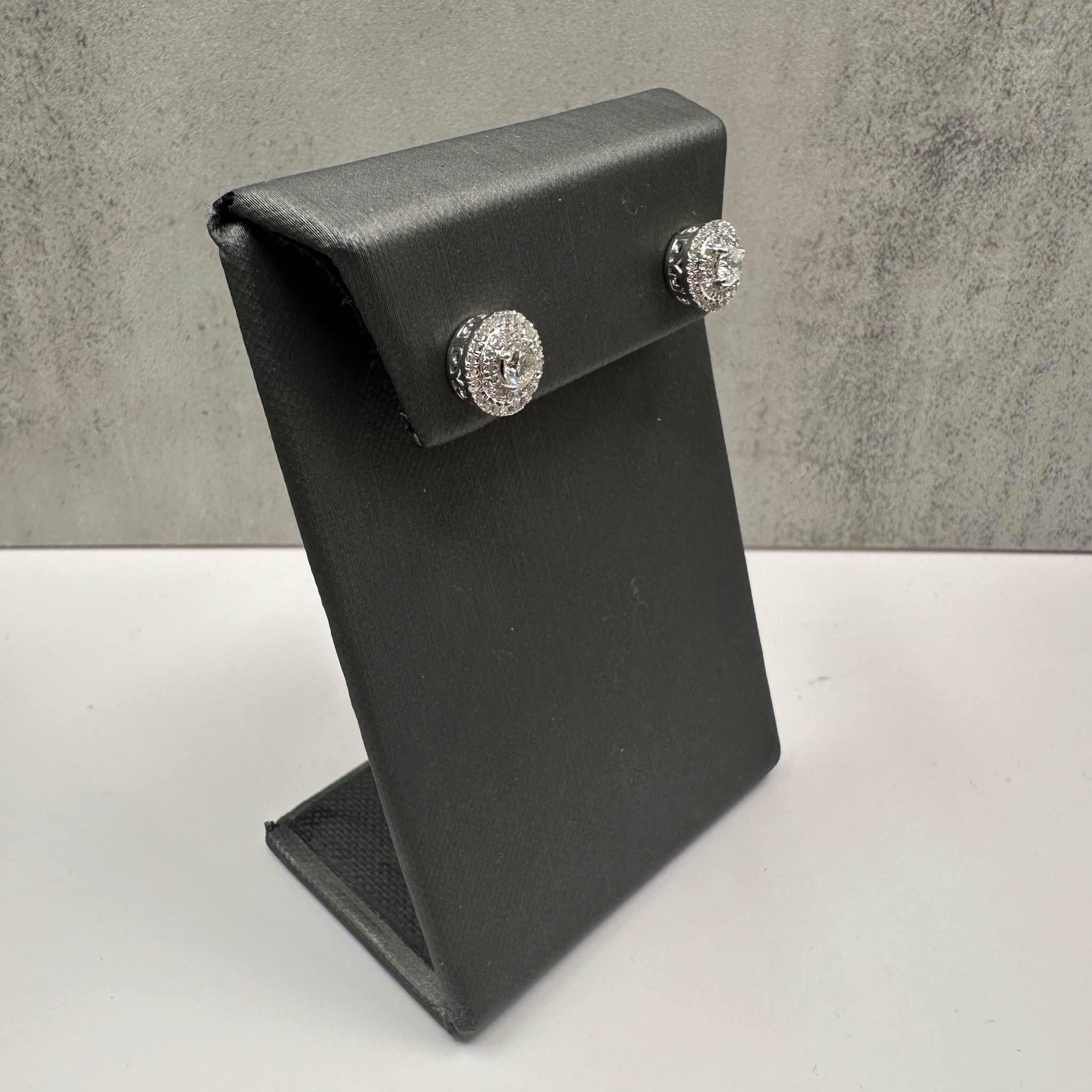 Ces magnifiques boucles d'oreilles en diamant naturel sont serties dans de l'or blanc 14kt et comportent environ 0,90ctw de diamants ronds de couleur HI et de pureté SI. Les diamants centraux sont de taille pleine, tandis que les diamants du double