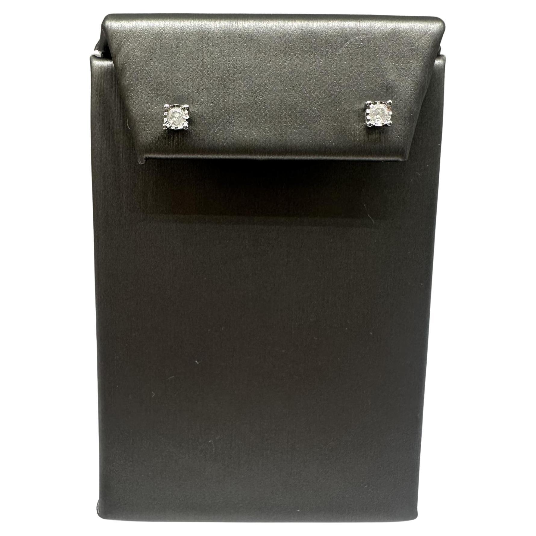 Orecchini con diamanti naturali in oro bianco 10 carati - 0,20ctwOrecchini a perno