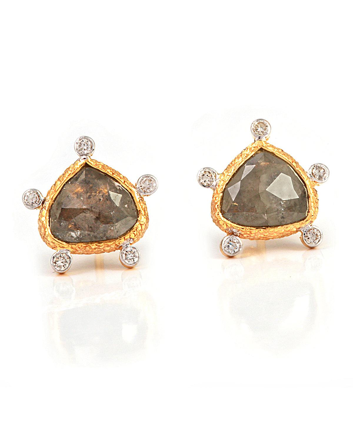 These elegant stud earrings will make a timeless addition to your daily wardrobe. Designed with brilliant cut diamonds in a versatile earthy hue, this pair can be styled with other Jeypore pieces to make a head-turning