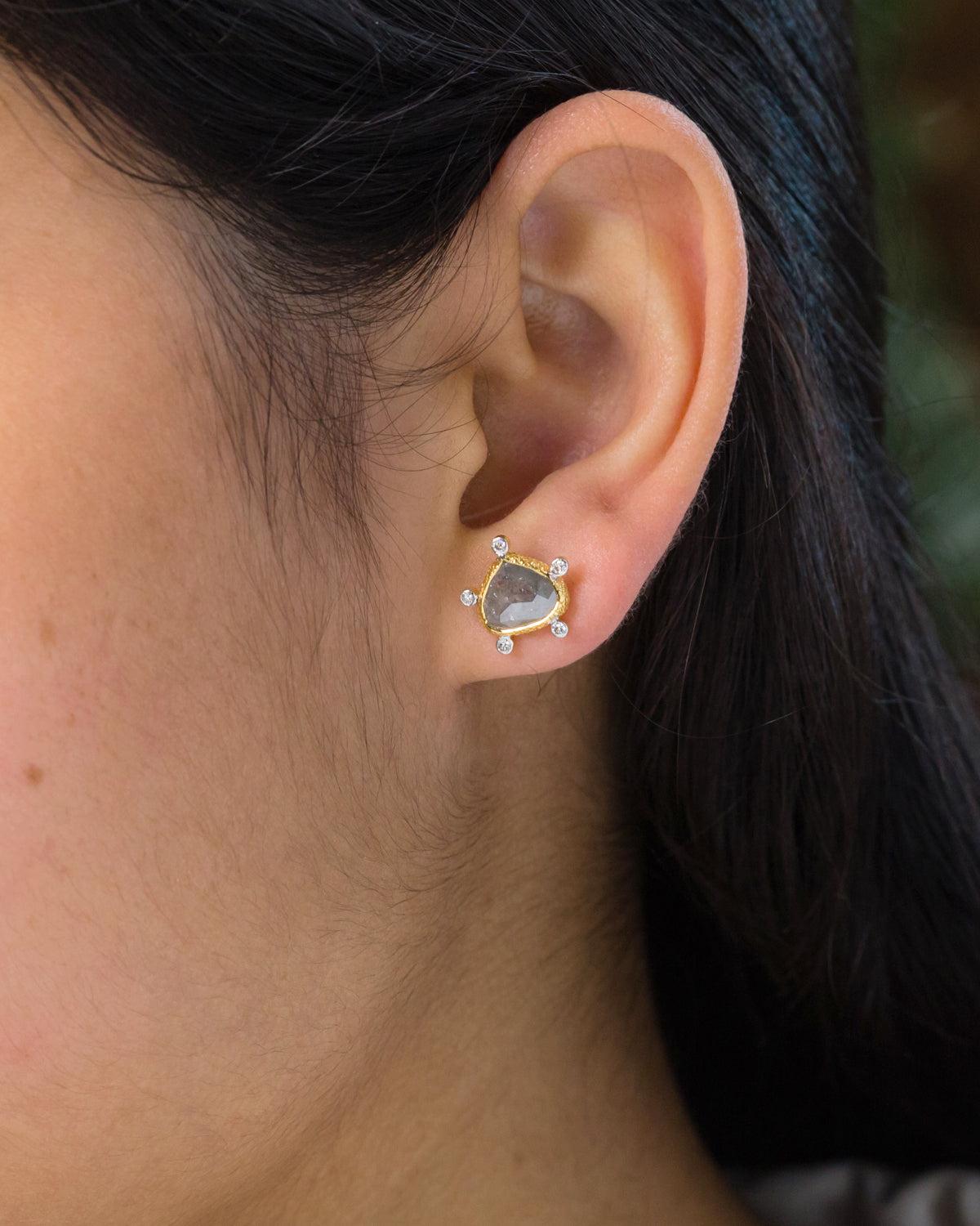 Natural Diamond Stud Earrings in 14K In New Condition For Sale In jaipur, IN