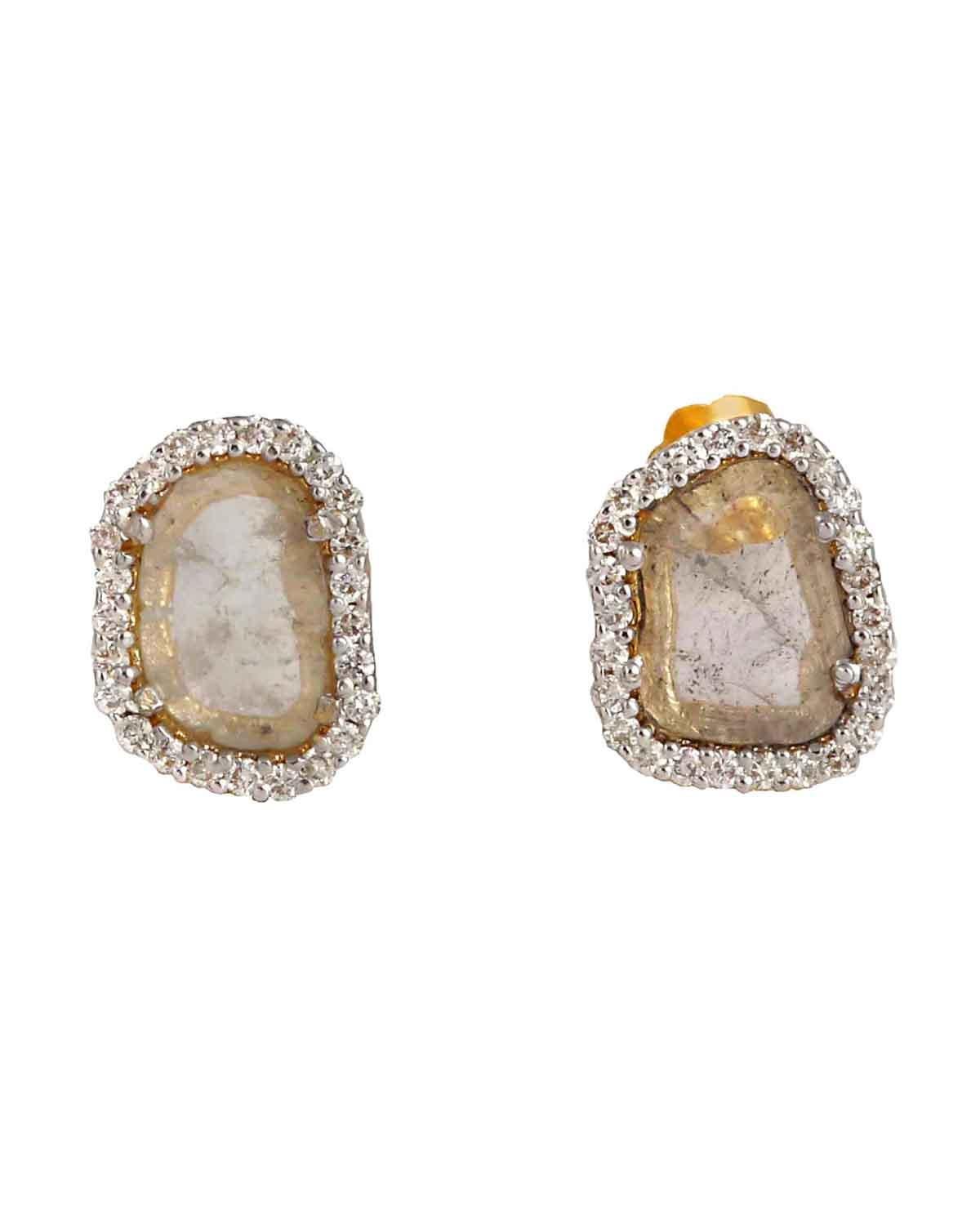 Questi orecchini sono realizzati in oro giallo massiccio 18 carati e diamanti naturali a fette. I diamanti sono selezionati a mano per la loro qualità e bellezza e gli orecchini sono realizzati con grande cura per garantire un gioiello duraturo. Gli