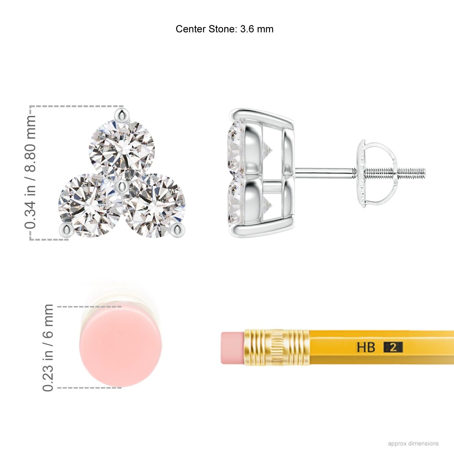 Des trios de diamants ronds étincelants sont maintenus dans une monture à griffes partagée pour ressembler à des grappes fascinantes sur ces boucles d'oreilles de type stud earrings. Leur allure blanche et scintillante vous enchantera et accentuera