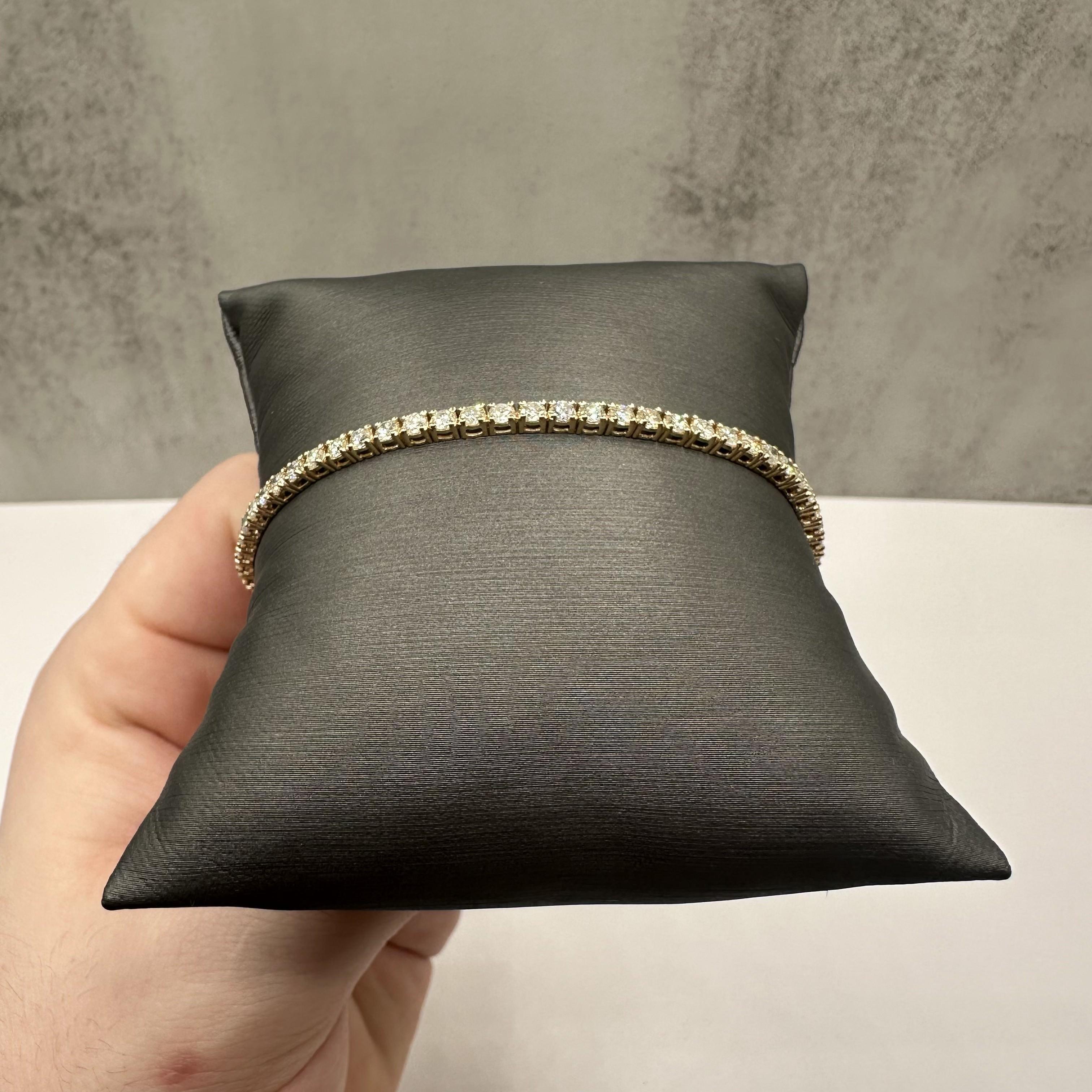 Esta exquisita Pulsera de Tenis de Diamantes Naturales en oro amarillo de 14 quilates presenta 3 quilates de diamantes redondos naturales GH SI2-I1, que ofrecen un brillo brillante y atemporal. Con un tamaño de 7 pulgadas, se adapta cómodamente a la