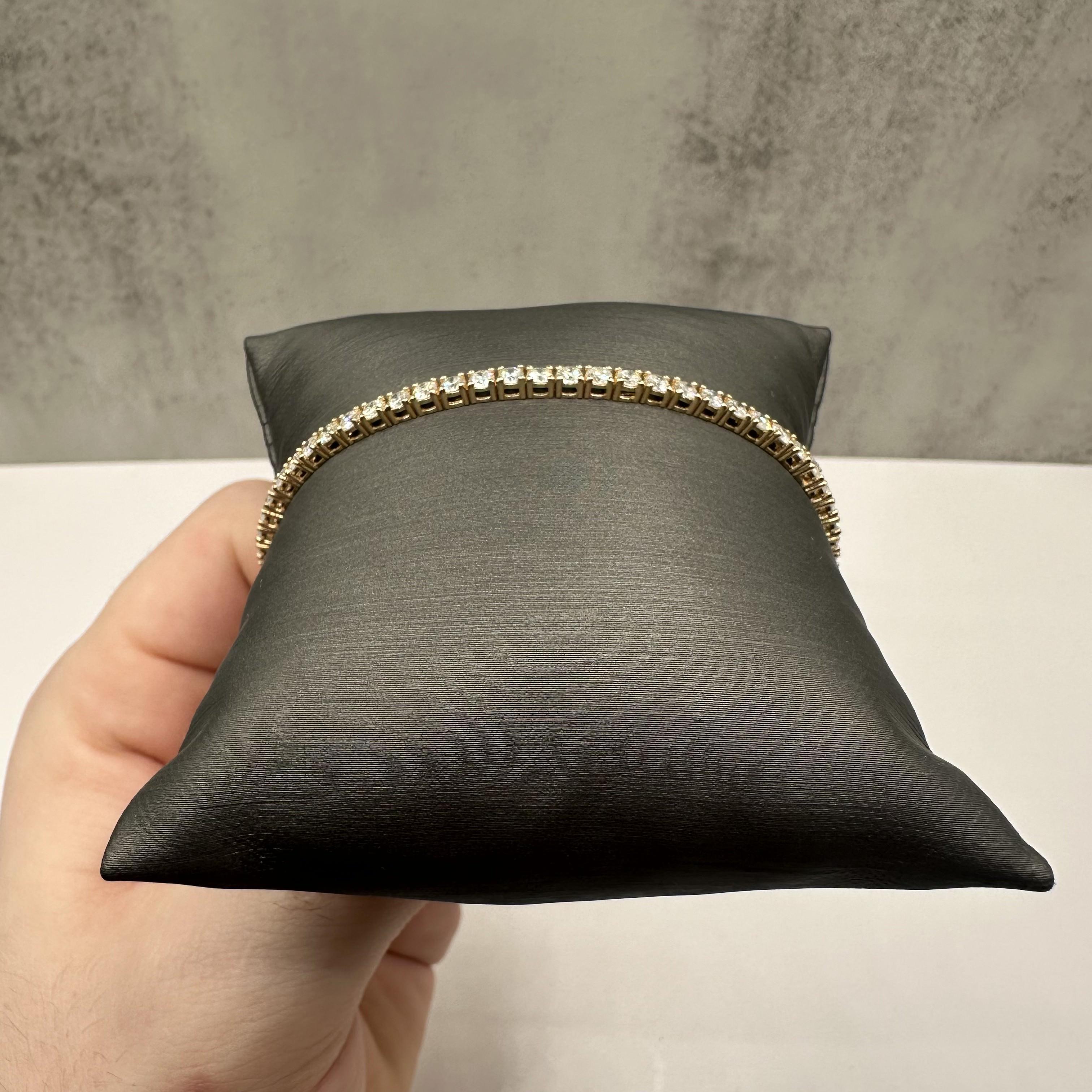 Dieses atemberaubende Naturdiamanten-Tennisarmband aus 14-karätigem Gelbgold ist mit 4 Karat runden Naturdiamanten GH SI2-I1 besetzt, die ein brillantes und elegantes Funkeln verbreiten. Die Länge von 7 Zoll gewährleistet eine bequeme Passform für