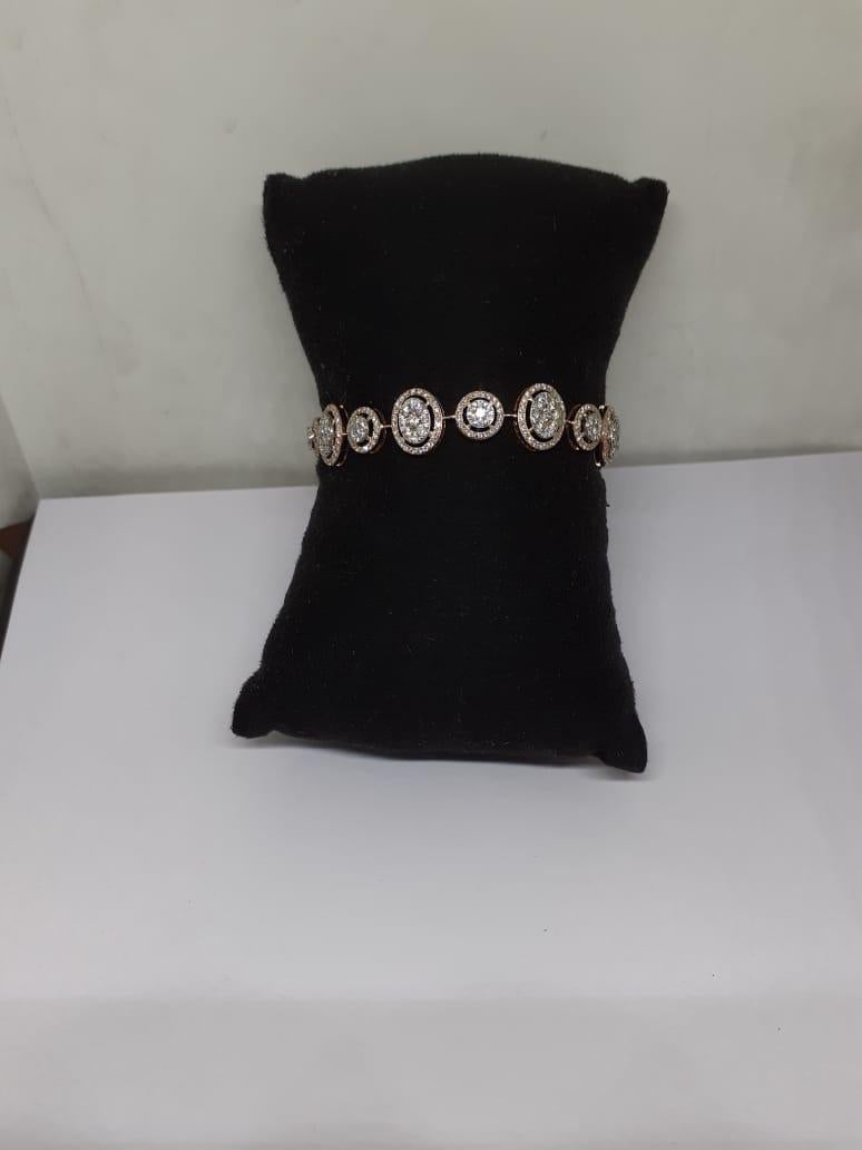 Women's Natural diamond tennis bracelet in 18k gold For Sale