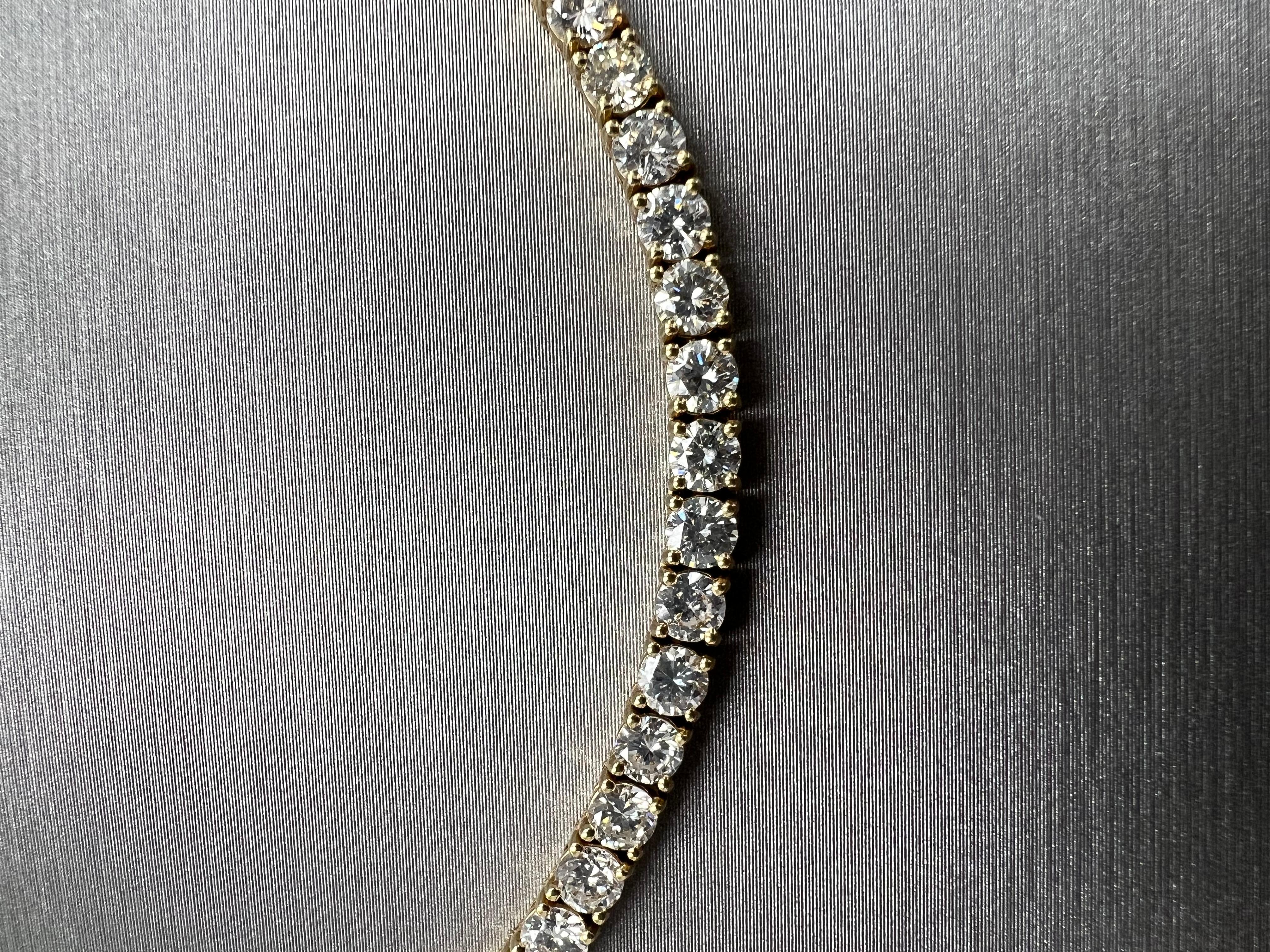 Natürliche Diamant-Tennis-Halskette in 14k Gelbgold, 18,03ctw, 4 Zacken, 18' Inch
Diese exquisite Diamant-Tennis-Halskette ist aus glänzendem 14-karätigem Weißgold gefertigt und strahlt eine schlichte und zeitlose Eleganz aus. Die Halskette besteht