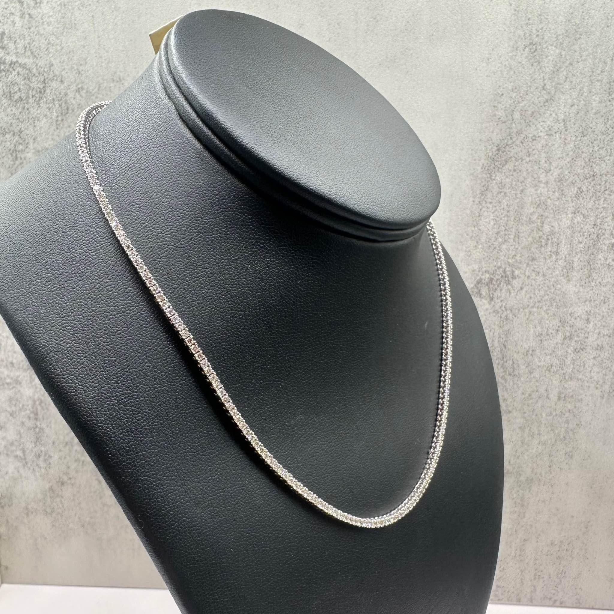 Diese exquisite Naturdiamanten-Tennis-Halskette aus 14-karätigem Weißgold besteht aus 4,34 Pfund natürlichen runden GH SI-Diamanten, die bei jeder Bewegung brillant funkeln. Mit einer Länge von 16 Zoll sitzt diese Halskette elegant am Dekolleté und