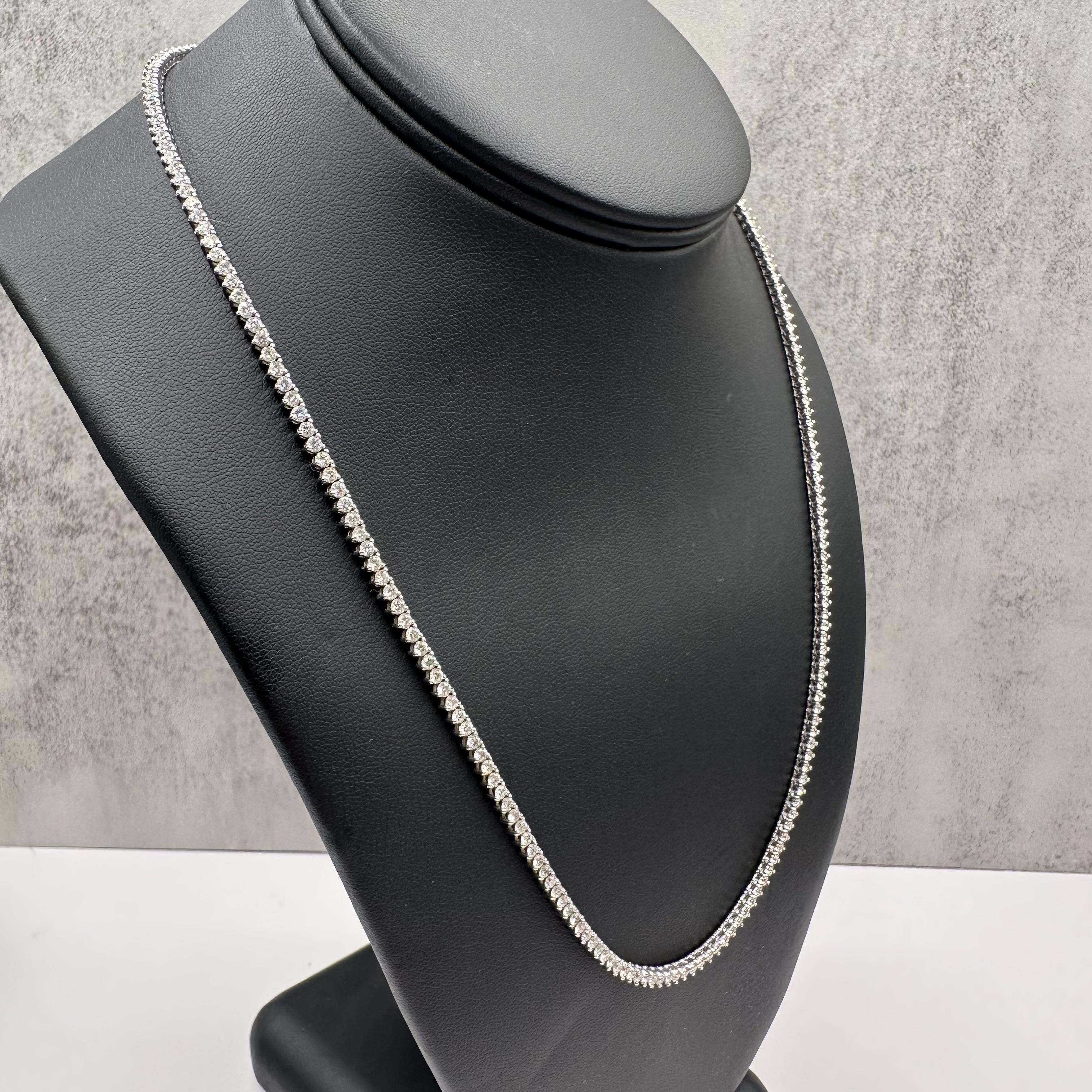 Offrez-vous une élégance intemporelle avec cet époustouflant collier de tennis en diamants naturels, réalisé en luxueux or blanc 14 carats. Avec un total de 7,67 carats de diamants ronds naturels de couleur HI et de pureté SI, ce collier offre un