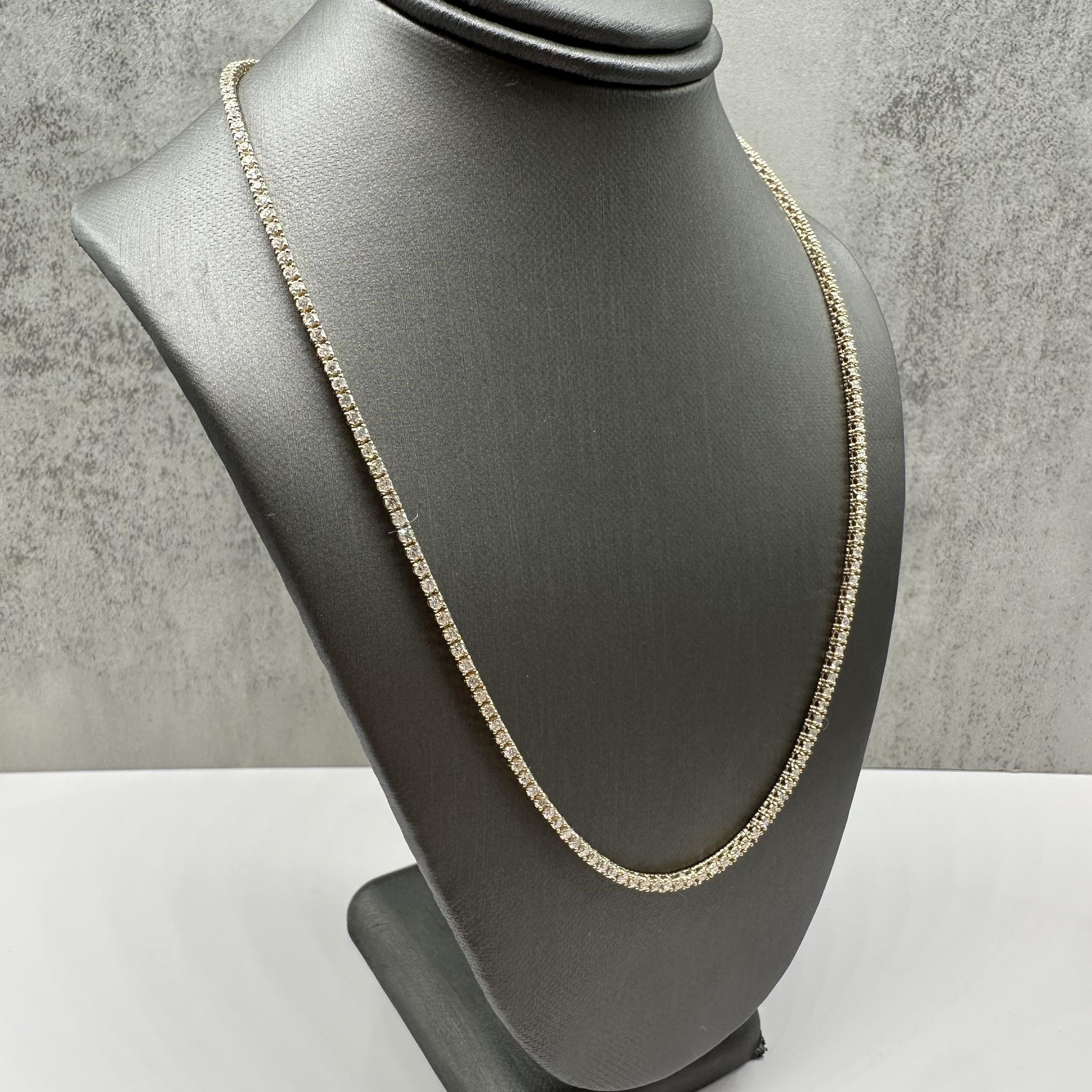 Este impresionante collar tenis de diamantes naturales en oro amarillo de 14 quilates tiene 3,5 quilates de peso total de diamantes redondos GH SI2-I1, que crean una línea brillante y continua de destello. El cálido brillo del oro amarillo realza el