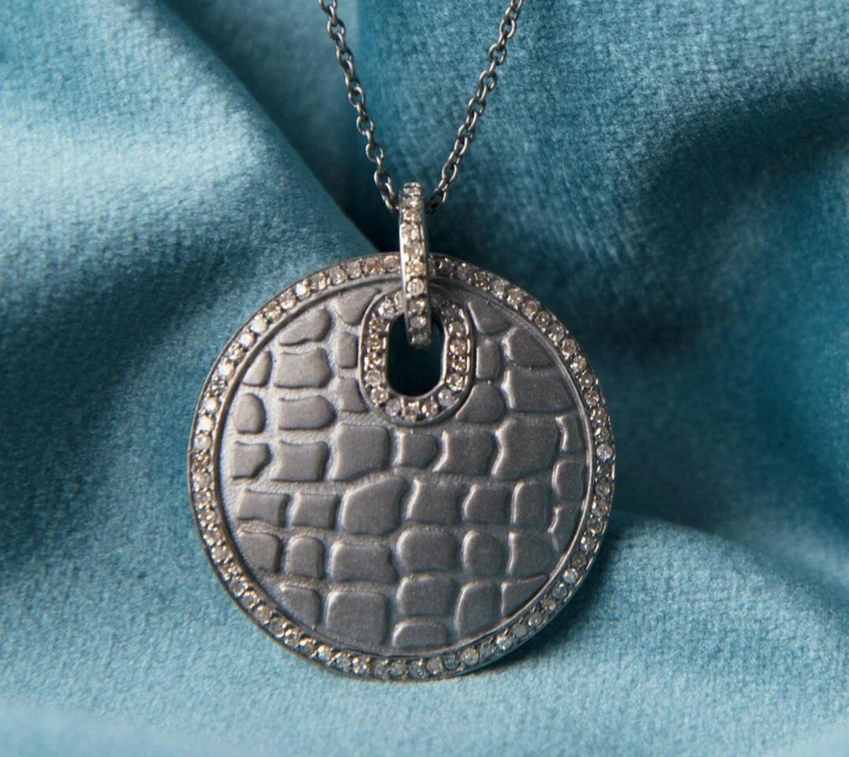 Pendentif texturé en diamant naturel en argent sterling 925 Cercle de diamant Cadeau de fête. Neuf - En vente à Chicago, IL