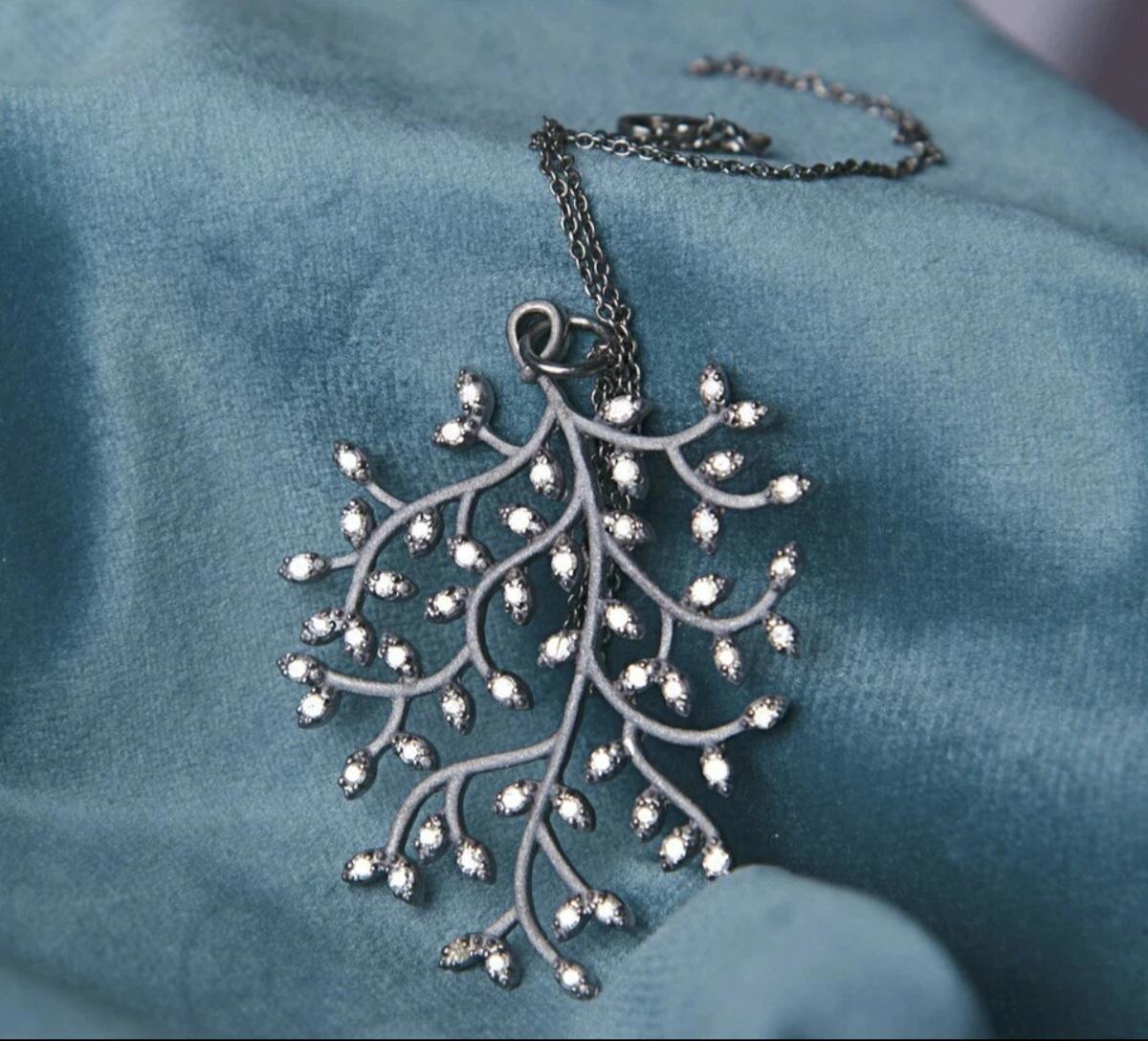 Taille ronde Pendentif en forme d'arbre en diamant naturel Collier en argent 925 avec feuilles Bijoux pour femmes. en vente