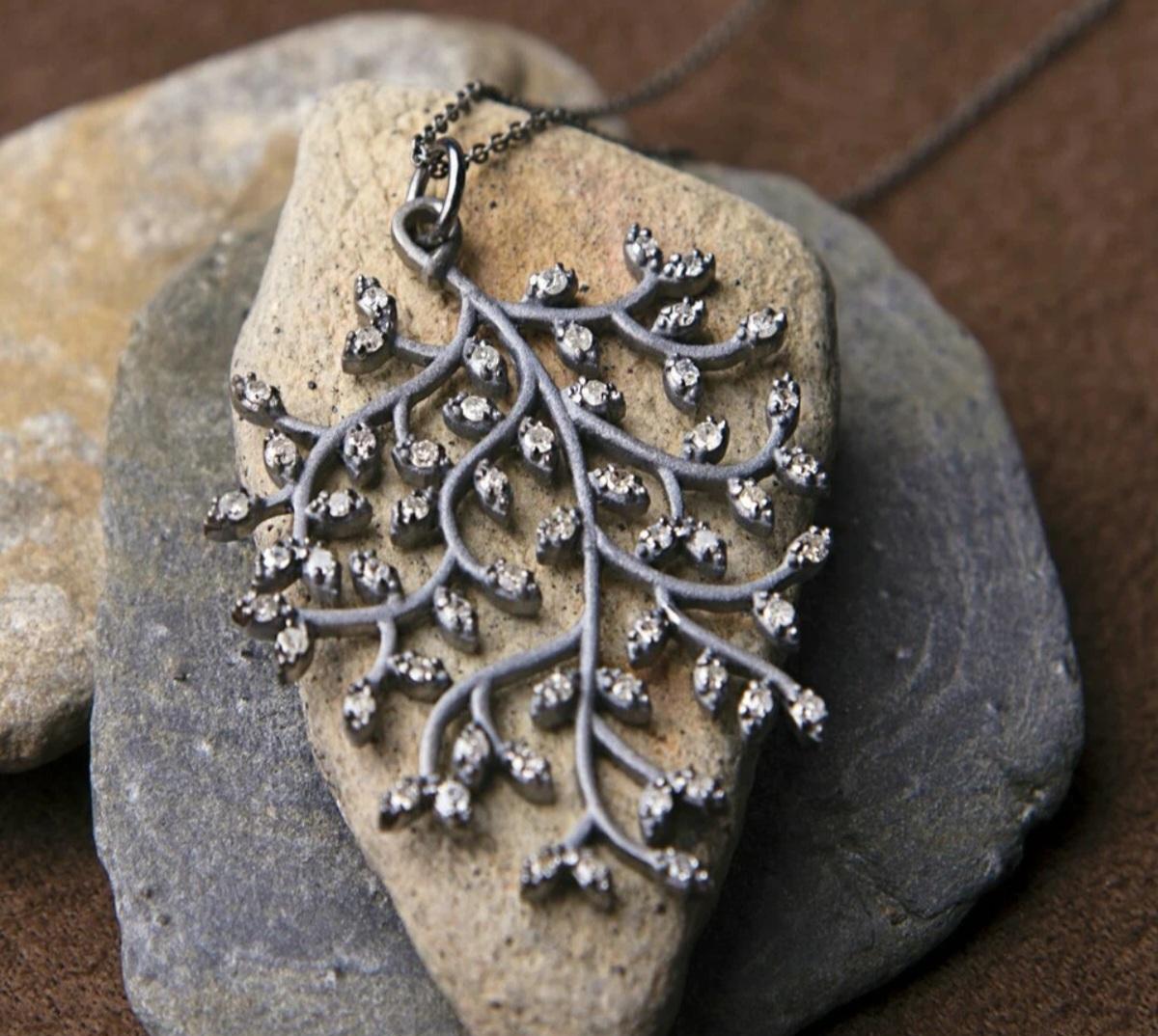 Pendentif en forme d'arbre en diamant naturel Collier en argent 925 avec feuilles Bijoux pour femmes. Unisexe en vente
