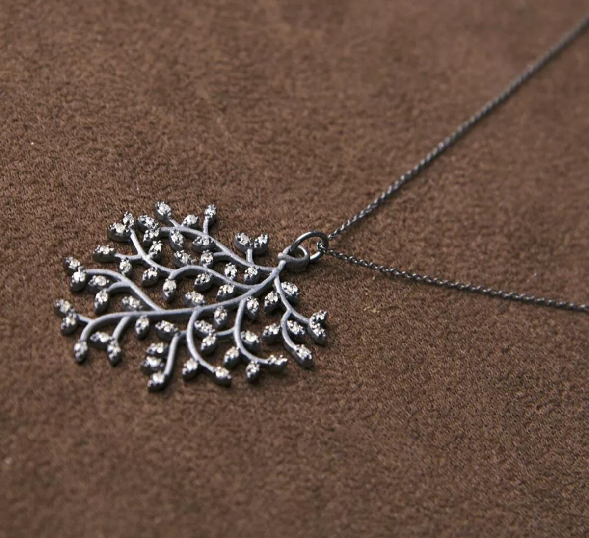 Pendentif en forme d'arbre en diamant naturel Collier en argent 925 avec feuilles Bijoux pour femmes. en vente 3