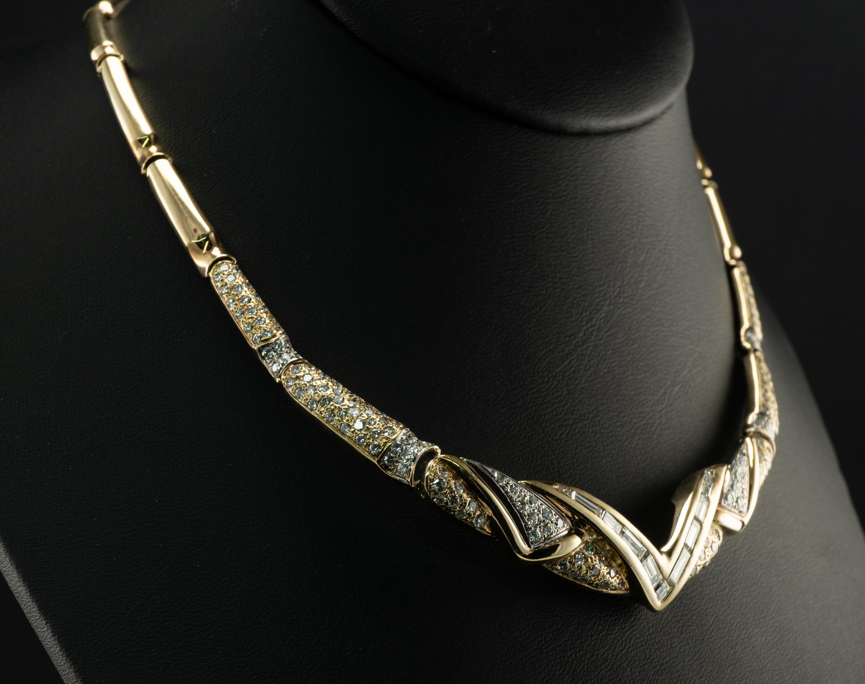 Natürlicher Diamant V Chevron Halskette 14K Gold 4,38 cttw Baguettes rund Italien im Angebot 7