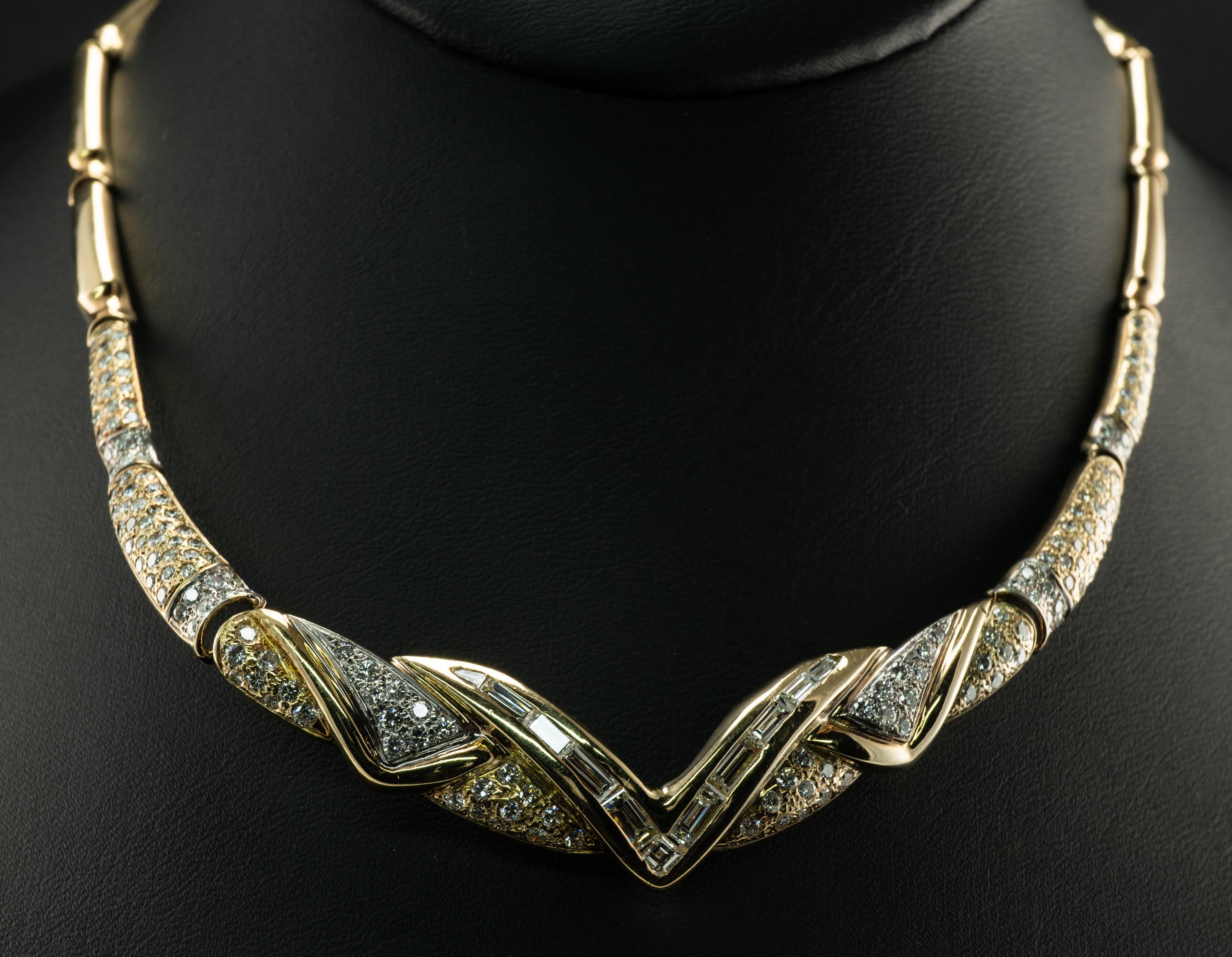 Natürlicher Diamant V Chevron Halskette 14K Gold 4,38 cttw Baguettes rund Italien

Diese wunderschöne Vintage-Halskette ist aus massivem 14-karätigem Gelbgold gefertigt.
In der Mitte der V-förmigen Halskette befinden sich 12 Diamantbaguetten und ein