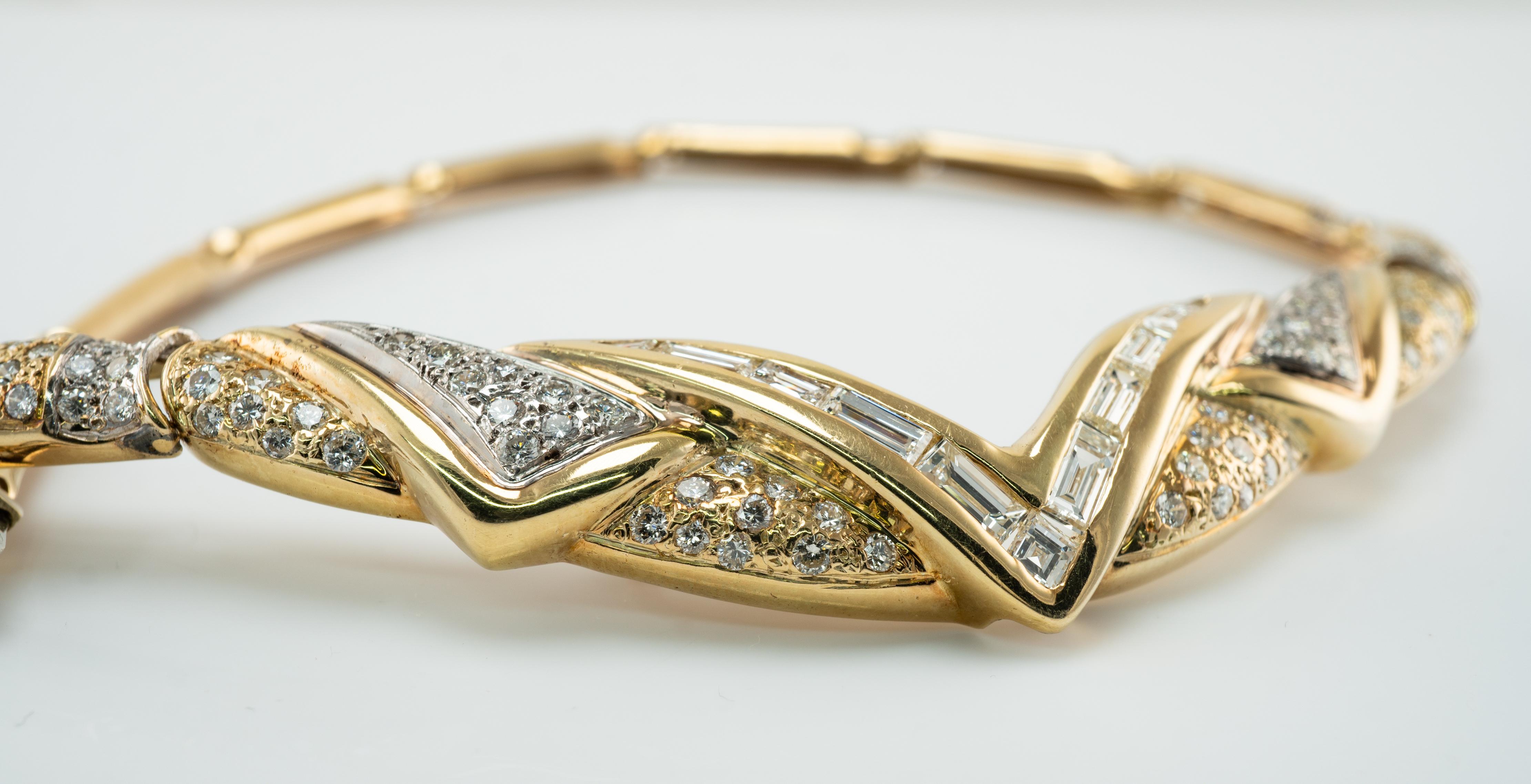Natürlicher Diamant V Chevron Halskette 14K Gold 4,38 cttw Baguettes rund Italien im Angebot 1
