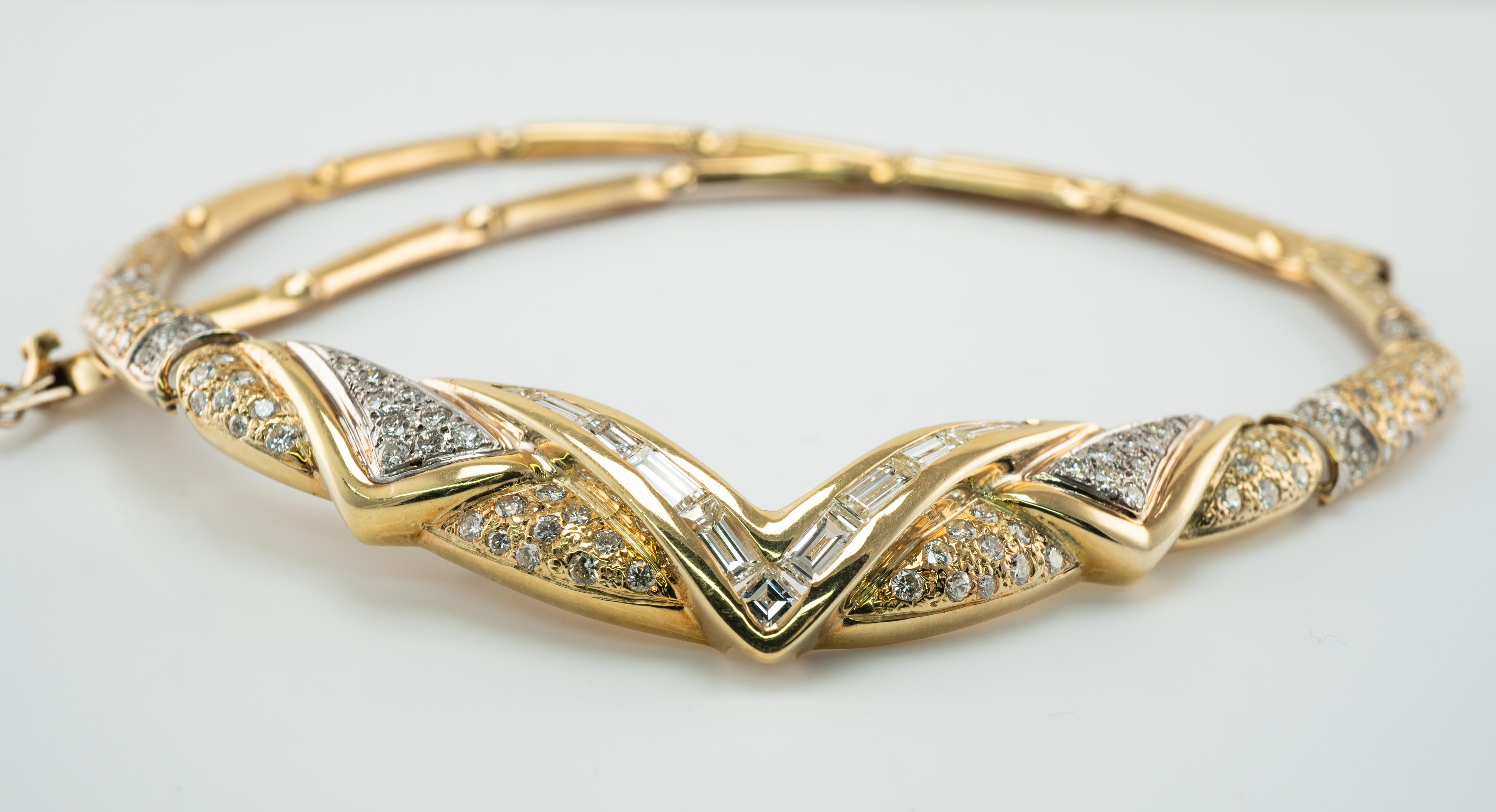 Natürlicher Diamant V Chevron Halskette 14K Gold 4,38 cttw Baguettes rund Italien im Angebot 4
